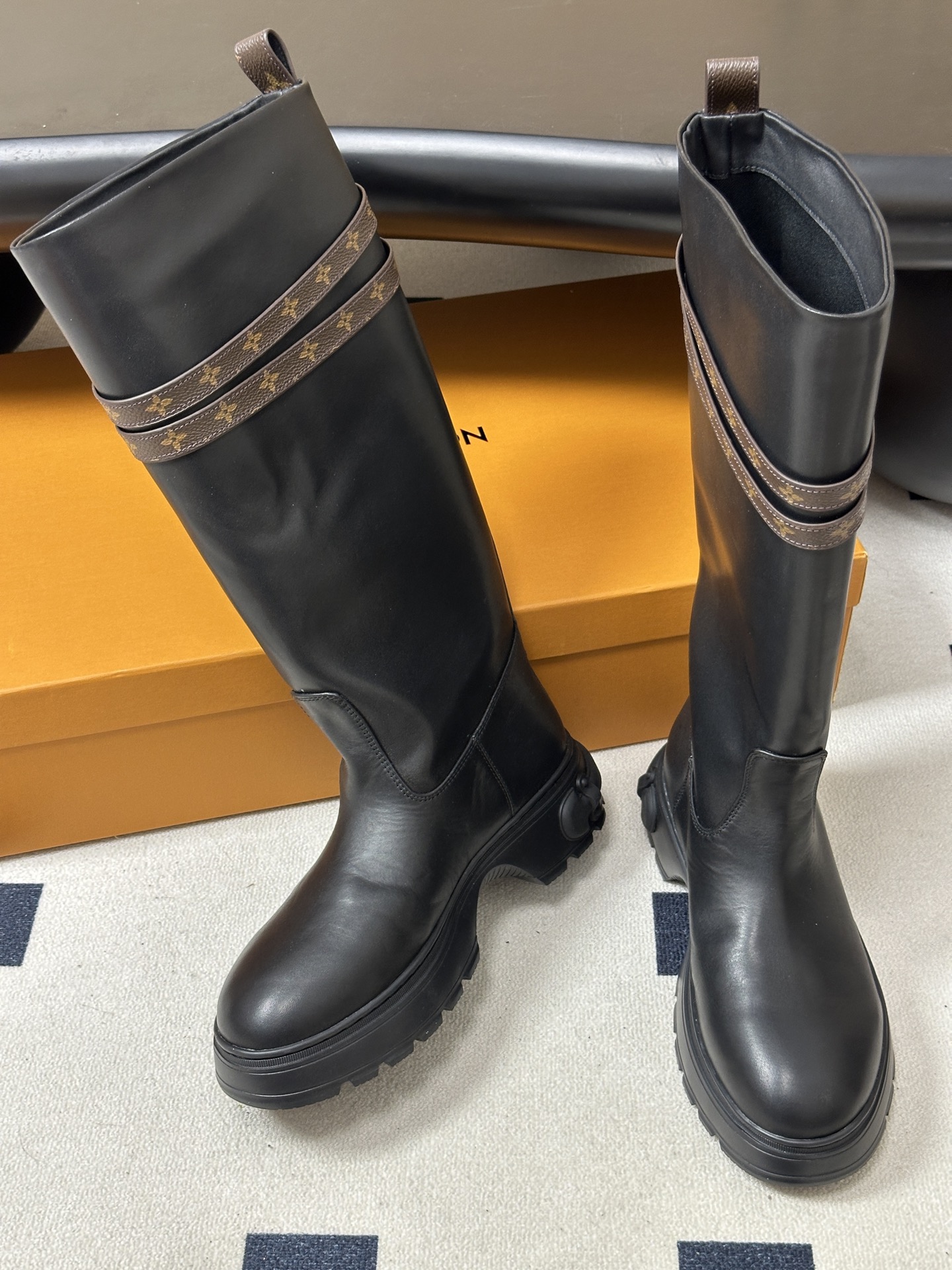 26Fw秋冬新款Louis vuitton LV SQUAD 高筒靴老钱复古风骑士靴一脚蹬直筒靴老花皮带扣厚底长靴 本款