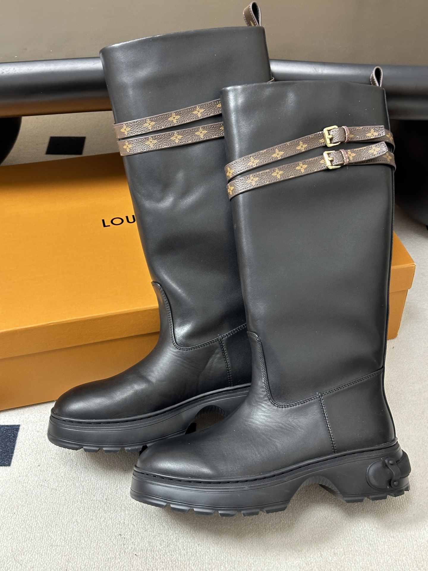 26Fw秋冬新款Louis vuitton LV SQUAD 高筒靴老钱复古风骑士靴一脚蹬直筒靴老花皮带扣厚底长靴 本款
