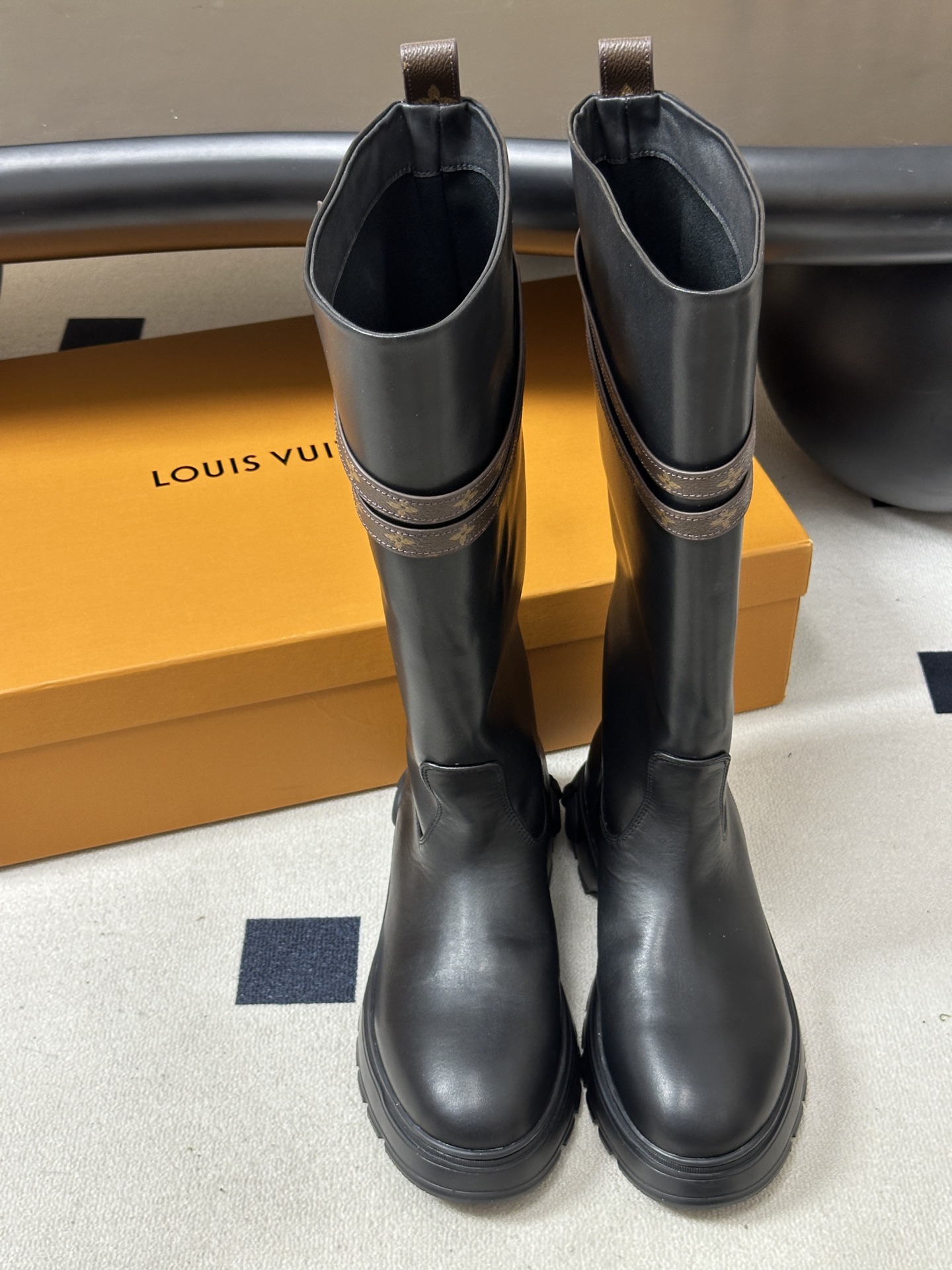 26Fw秋冬新款Louis vuitton LV SQUAD 高筒靴老钱复古风骑士靴一脚蹬直筒靴老花皮带扣厚底长靴 本款