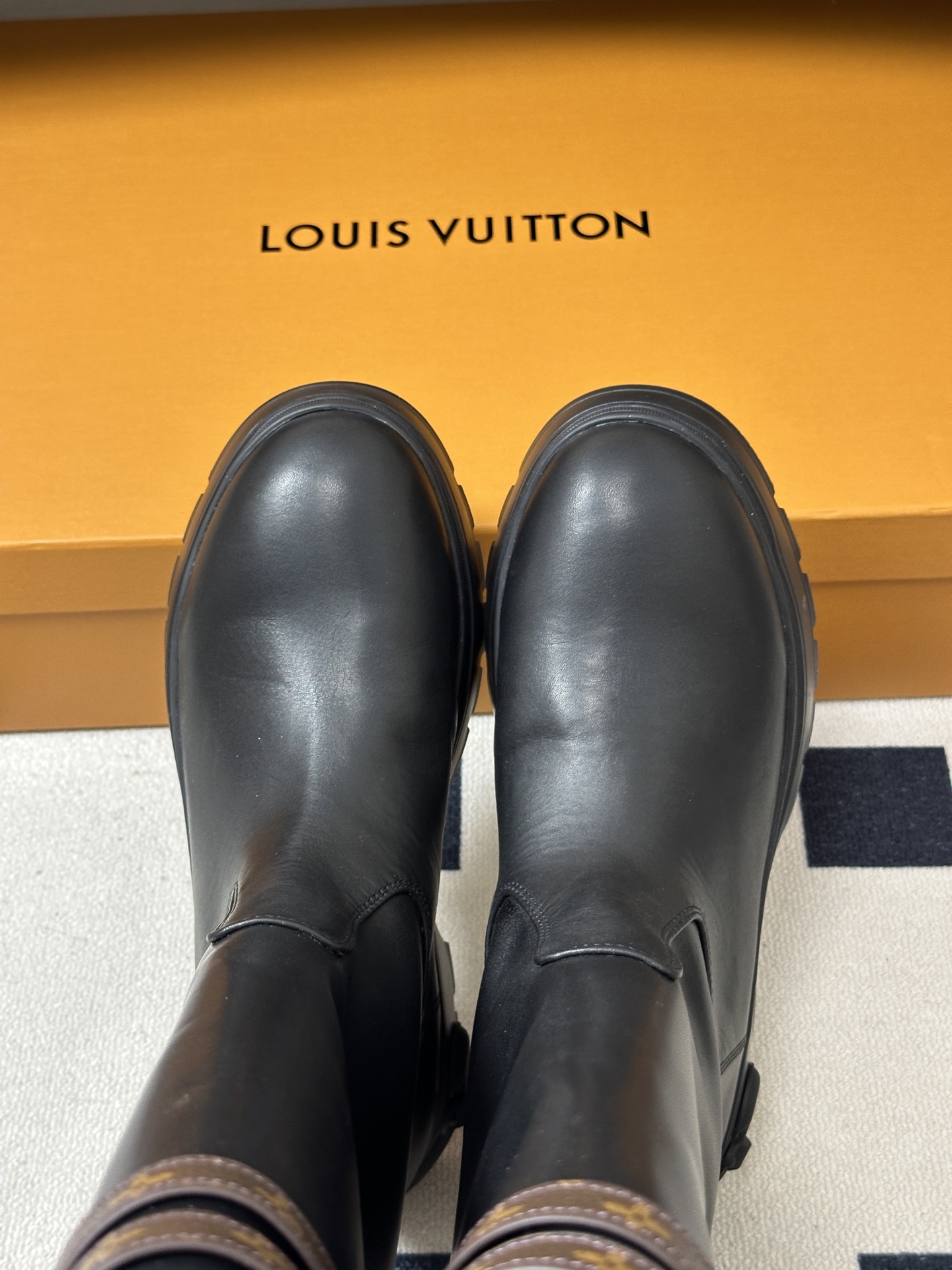 26Fw秋冬新款Louis vuitton LV SQUAD 高筒靴老钱复古风骑士靴一脚蹬直筒靴老花皮带扣厚底长靴 本款