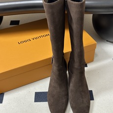 26ss 秋冬新款Louis vuitton Lv LEGACY梅花跟圆头高跟长靴侧拉链老花皮带长筒靴 本款 Legac 26ss 秋冬新款Louis vuitton Lv LEGACY梅花跟圆头高跟长靴侧拉链老花皮带长筒靴 本款 Legac