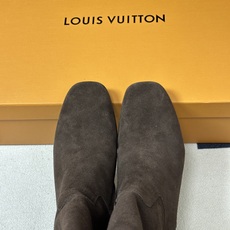 26ss 秋冬新款Louis vuitton Lv LEGACY梅花跟圆头高跟长靴侧拉链老花皮带长筒靴 本款 Legac 26ss 秋冬新款Louis vuitton Lv LEGACY梅花跟圆头高跟长靴侧拉链老花皮带长筒靴 本款 Legac