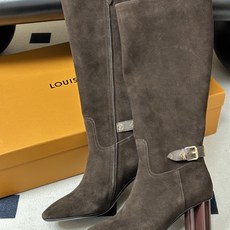 26ss 秋冬新款Louis vuitton Lv LEGACY梅花跟圆头高跟长靴侧拉链老花皮带长筒靴 本款 Legac 26ss 秋冬新款Louis vuitton Lv LEGACY梅花跟圆头高跟长靴侧拉链老花皮带长筒靴 本款 Legac