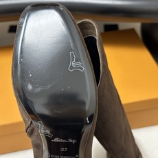 26ss 秋冬新款Louis vuitton Lv LEGACY梅花跟圆头高跟长靴侧拉链老花皮带长筒靴 本款 Legac 26ss 秋冬新款Louis vuitton Lv LEGACY梅花跟圆头高跟长靴侧拉链老花皮带长筒靴 本款 Legac