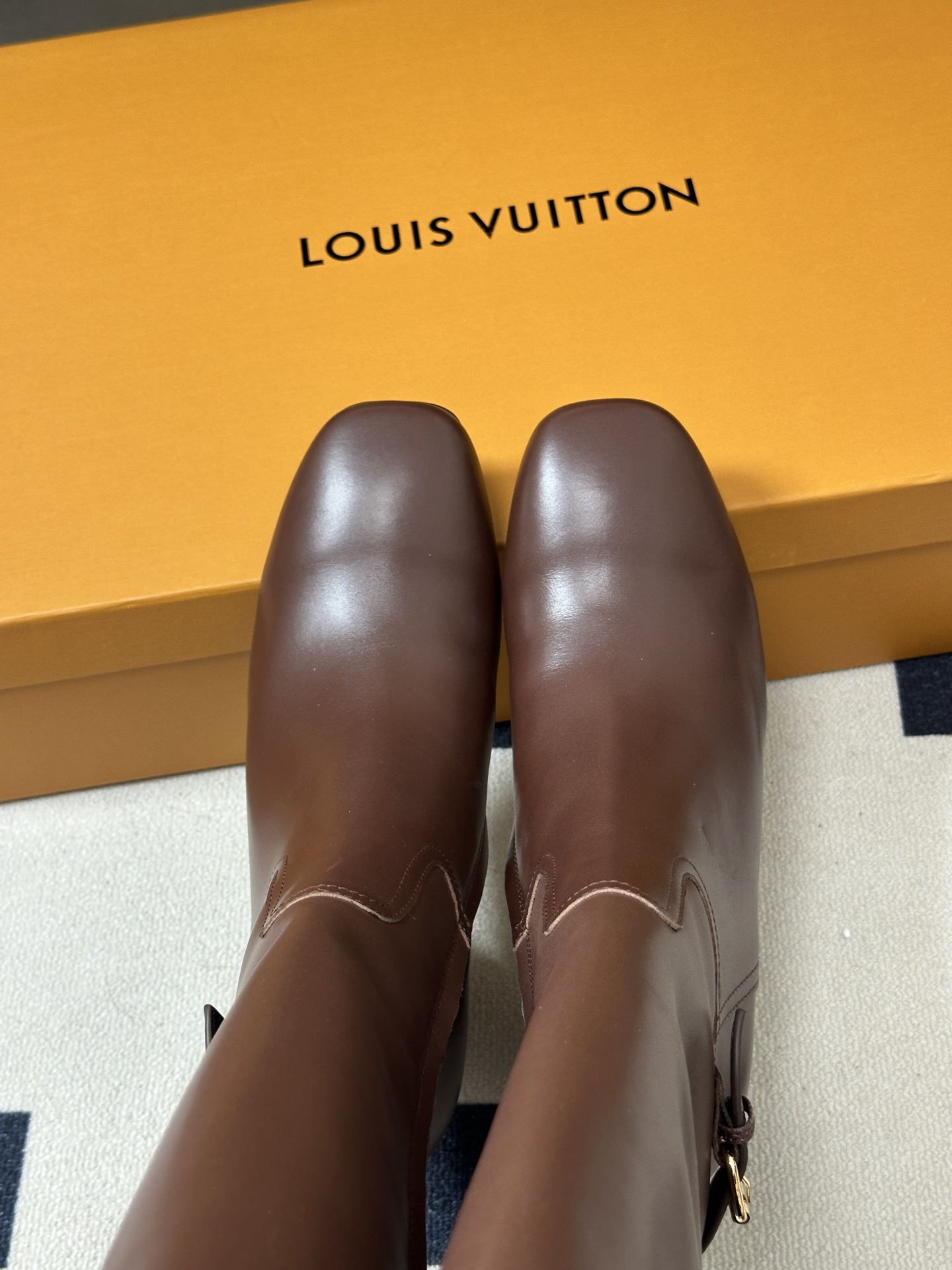 26ss 秋冬新款Louis vuitton Lv LEGACY梅花跟圆头高跟长靴侧拉链老花皮带长筒靴 本款 Legac 26ss 秋冬新款Louis vuitton Lv LEGACY梅花跟圆头高跟长靴侧拉链老花皮带长筒靴 本款 Legac