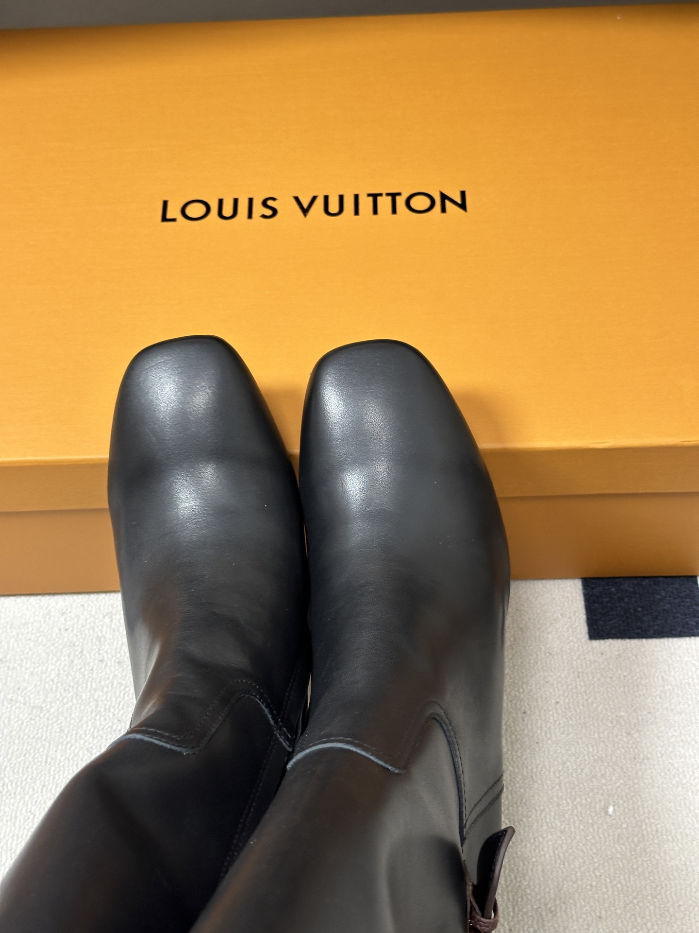 26ss 秋冬新款Louis vuitton Lv LEGACY梅花跟圆头高跟长靴侧拉链老花皮带长筒靴 本款 Legac 26ss 秋冬新款Louis vuitton Lv LEGACY梅花跟圆头高跟长靴侧拉链老花皮带长筒靴 本款 Legac