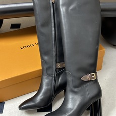 26ss 秋冬新款Louis vuitton Lv LEGACY梅花跟圆头高跟长靴侧拉链老花皮带长筒靴 本款 Legac 26ss 秋冬新款Louis vuitton Lv LEGACY梅花跟圆头高跟长靴侧拉链老花皮带长筒靴 本款 Legac