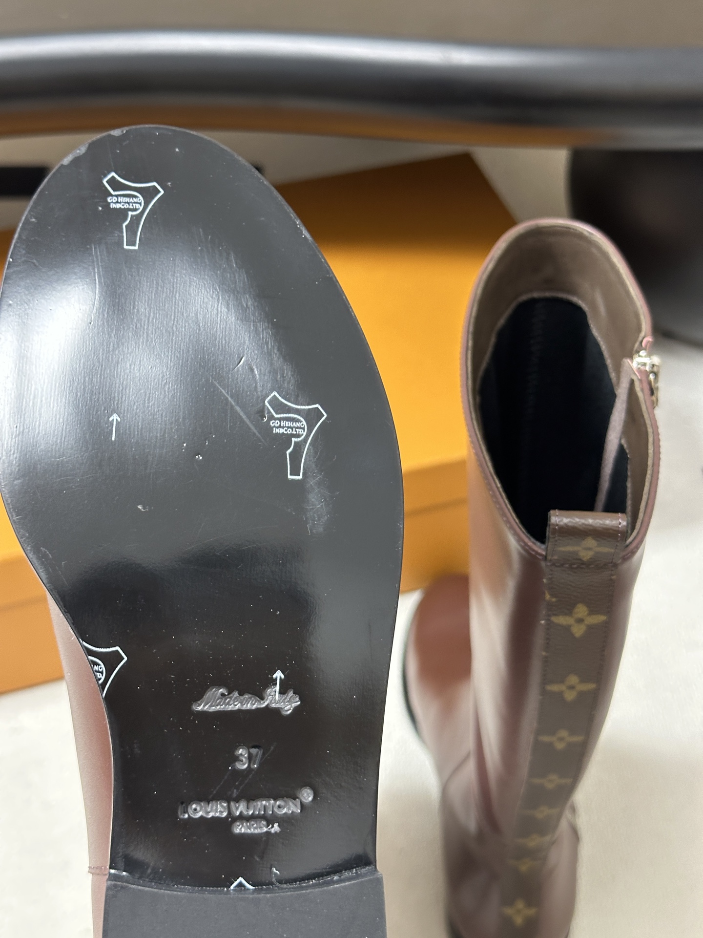 26Fw秋冬新款Louis vuitton LV BEAUBOURG 骑士靴老花吊坠直筒靴平底侧拉链长靴 本款 LV B 26Fw秋冬新款Louis vuitton LV BEAUBOURG 骑士靴老花吊坠直筒靴平底侧拉链长靴 本款 LV B