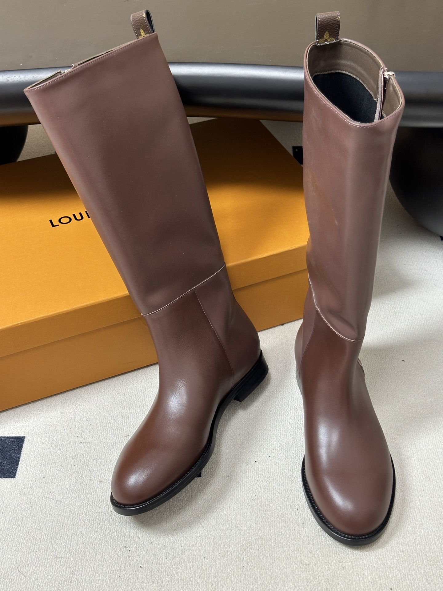 26Fw秋冬新款Louis vuitton LV BEAUBOURG 骑士靴老花吊坠直筒靴平底侧拉链长靴 本款 LV B 26Fw秋冬新款Louis vuitton LV BEAUBOURG 骑士靴老花吊坠直筒靴平底侧拉链长靴 本款 LV B