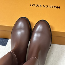 26Fw秋冬新款Louis vuitton LV BEAUBOURG 骑士靴老花吊坠直筒靴平底侧拉链长靴 本款 LV B 26Fw秋冬新款Louis vuitton LV BEAUBOURG 骑士靴老花吊坠直筒靴平底侧拉链长靴 本款 LV B