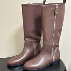 26Fw秋冬新款Louis vuitton LV BEAUBOURG 骑士靴老花吊坠直筒靴平底侧拉链长靴 本款 LV B 26Fw秋冬新款Louis vuitton LV BEAUBOURG 骑士靴老花吊坠直筒靴平底侧拉链长靴 本款 LV B