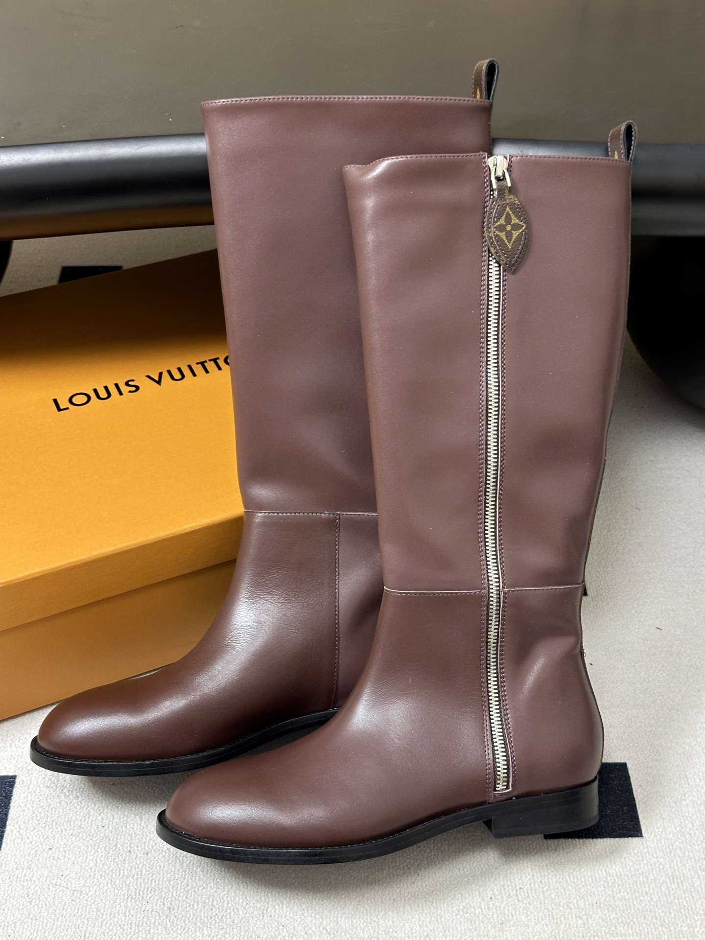 26Fw秋冬新款Louis vuitton LV BEAUBOURG 骑士靴老花吊坠直筒靴平底侧拉链长靴 本款 LV B 26Fw秋冬新款Louis vuitton LV BEAUBOURG 骑士靴老花吊坠直筒靴平底侧拉链长靴 本款 LV B