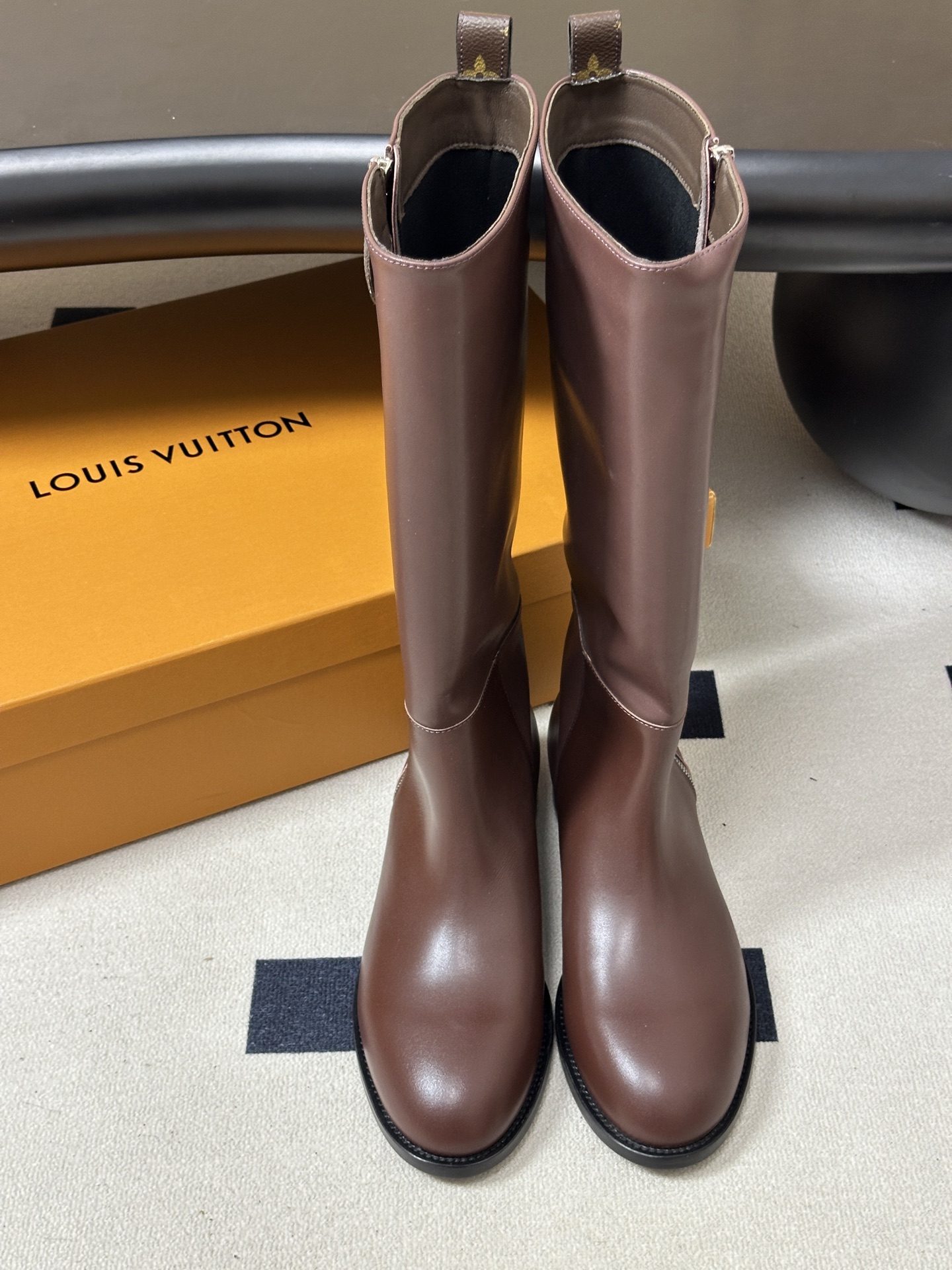 26Fw秋冬新款Louis vuitton LV BEAUBOURG 骑士靴老花吊坠直筒靴平底侧拉链长靴 本款 LV B 26Fw秋冬新款Louis vuitton LV BEAUBOURG 骑士靴老花吊坠直筒靴平底侧拉链长靴 本款 LV B