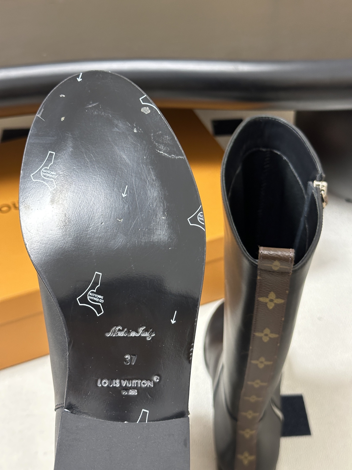 26Fw秋冬新款Louis vuitton LV BEAUBOURG 骑士靴老花吊坠直筒靴平底侧拉链长靴 本款 LV B