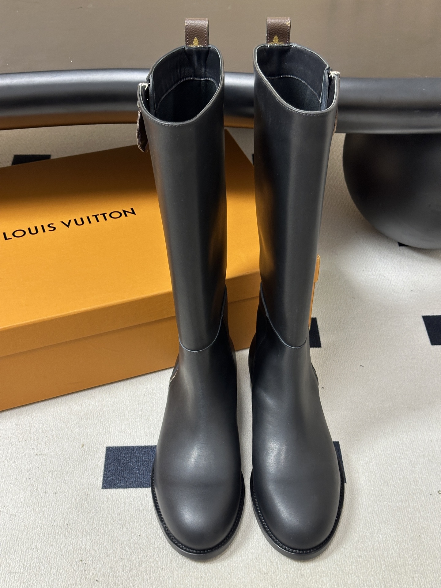 26Fw秋冬新款Louis vuitton LV BEAUBOURG 骑士靴老花吊坠直筒靴平底侧拉链长靴 本款 LV B