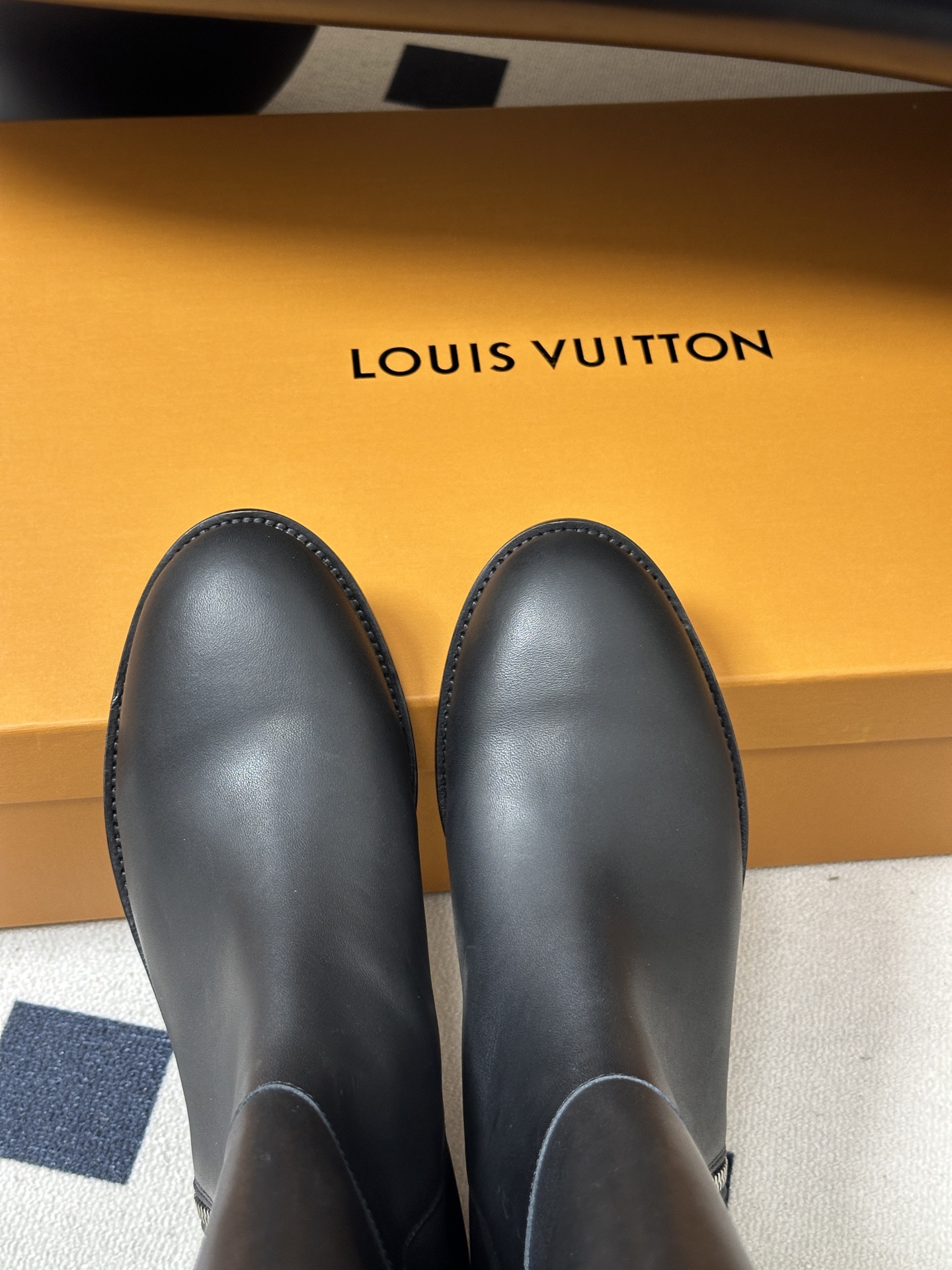 26Fw秋冬新款Louis vuitton LV BEAUBOURG 骑士靴老花吊坠直筒靴平底侧拉链长靴 本款 LV B