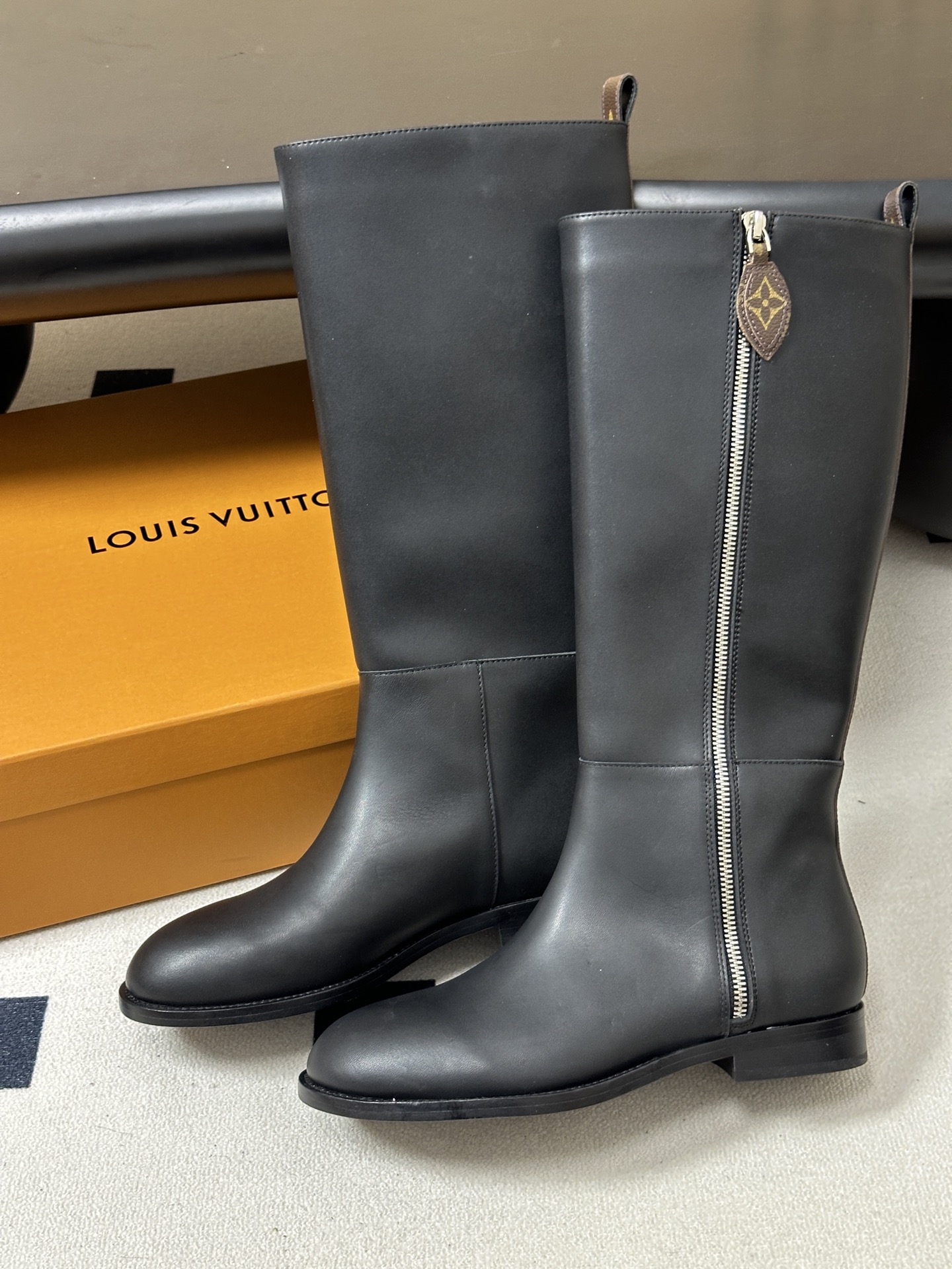 26Fw秋冬新款Louis vuitton LV BEAUBOURG 骑士靴老花吊坠直筒靴平底侧拉链长靴 本款 LV B
