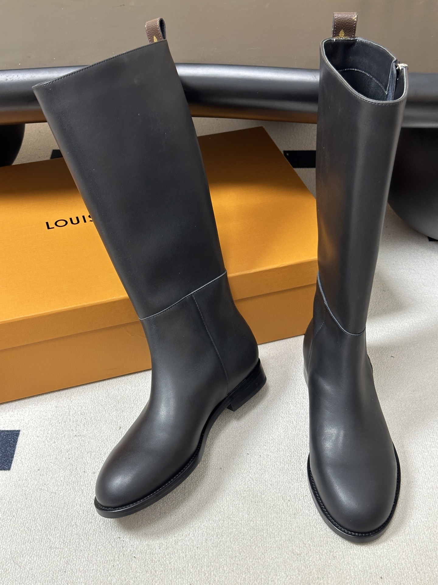 26Fw秋冬新款Louis vuitton LV BEAUBOURG 骑士靴老花吊坠直筒靴平底侧拉链长靴 本款 LV B