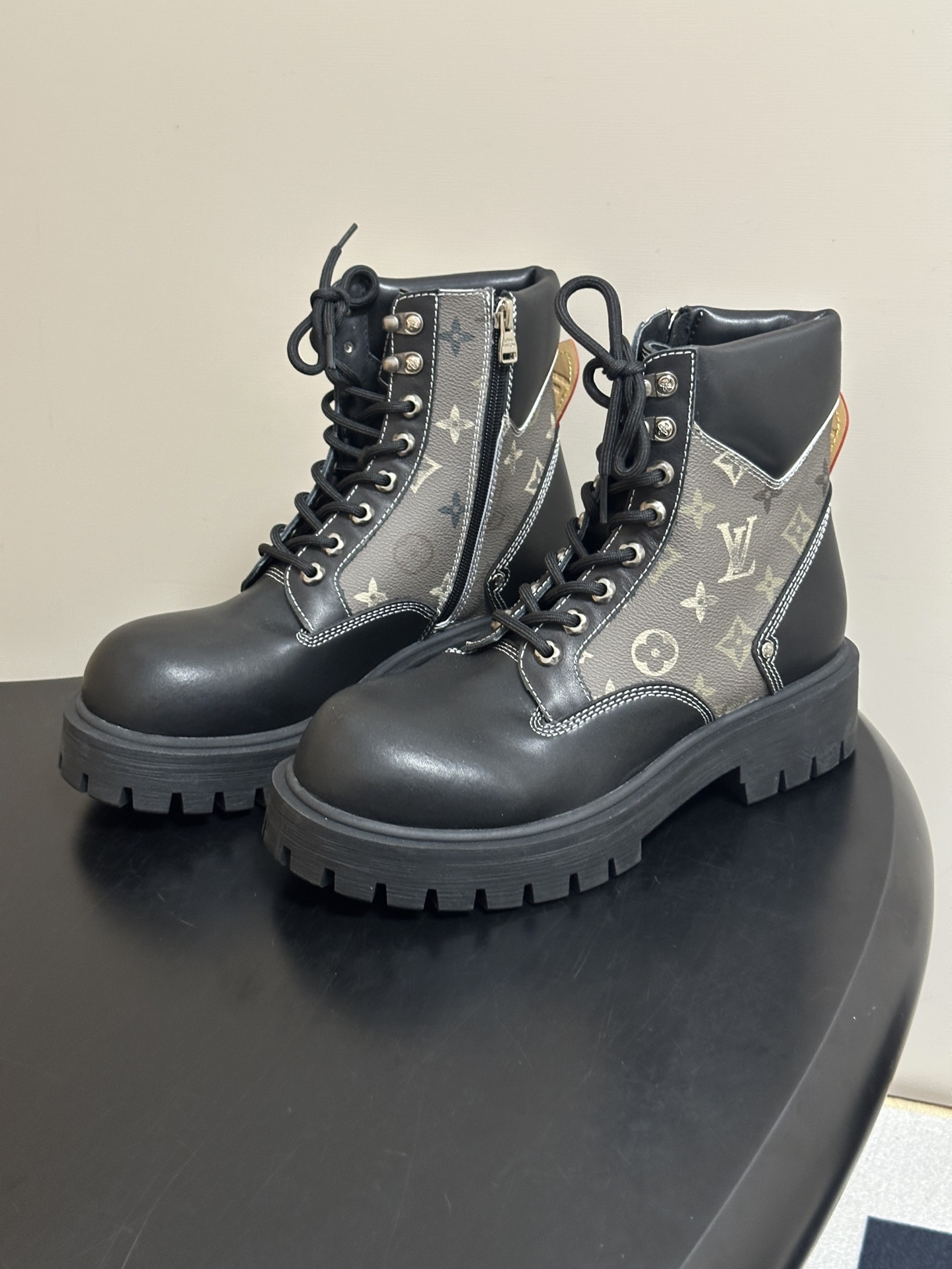 26Ss 秋冬新款Louis vuiteeon LV BUBBLE 系带鞋男士厚底小皮鞋马丁靴 LV Bubble 系带 26Ss 秋冬新款Louis vuiteeon LV BUBBLE 系带鞋男士厚底小皮鞋马丁靴 LV Bubble 系带