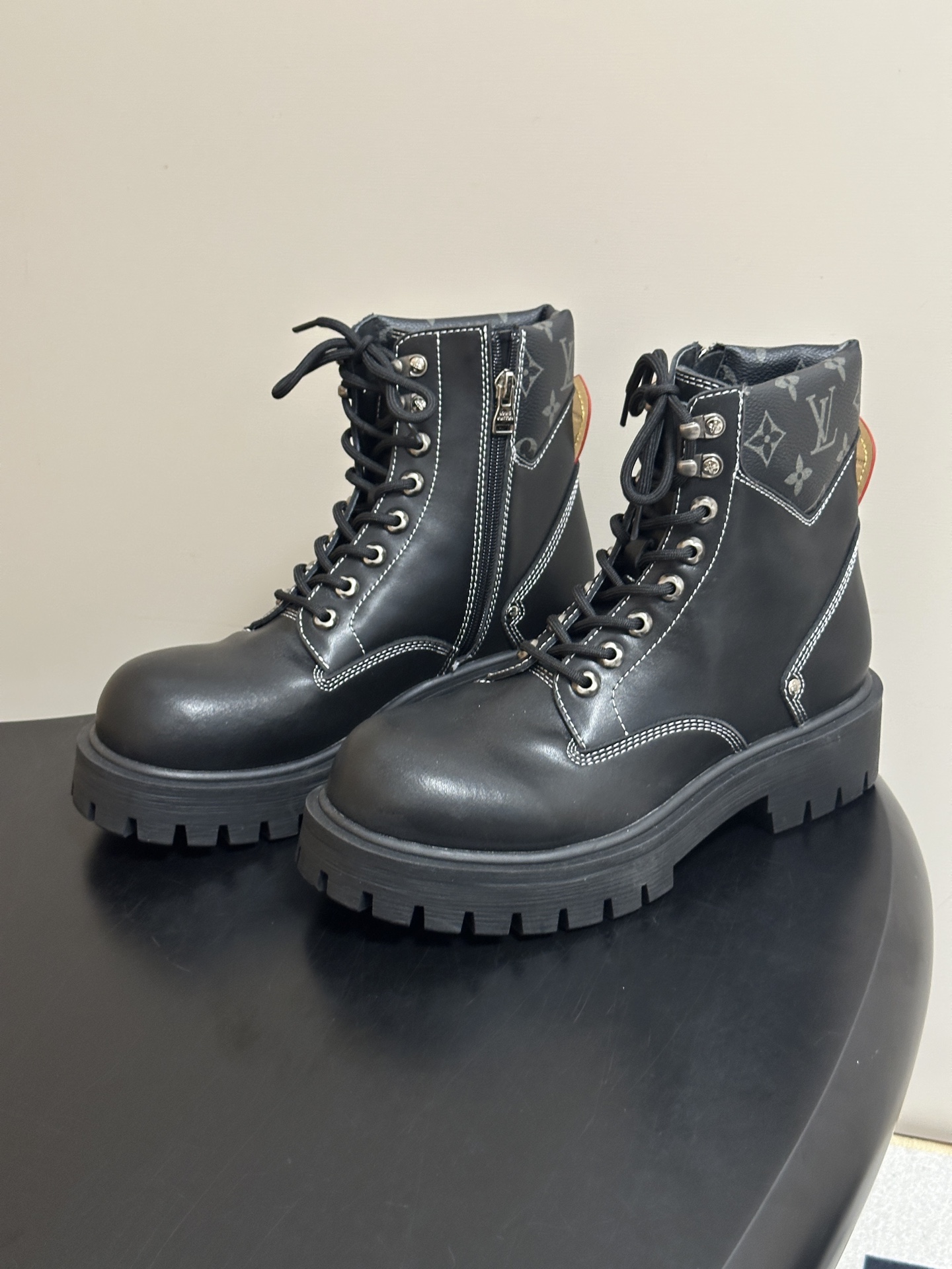 26Ss 秋冬新款Louis vuiteeon LV BUBBLE 系带鞋男士厚底小皮鞋马丁靴 LV Bubble 系带 26Ss 秋冬新款Louis vuiteeon LV BUBBLE 系带鞋男士厚底小皮鞋马丁靴 LV Bubble 系带
