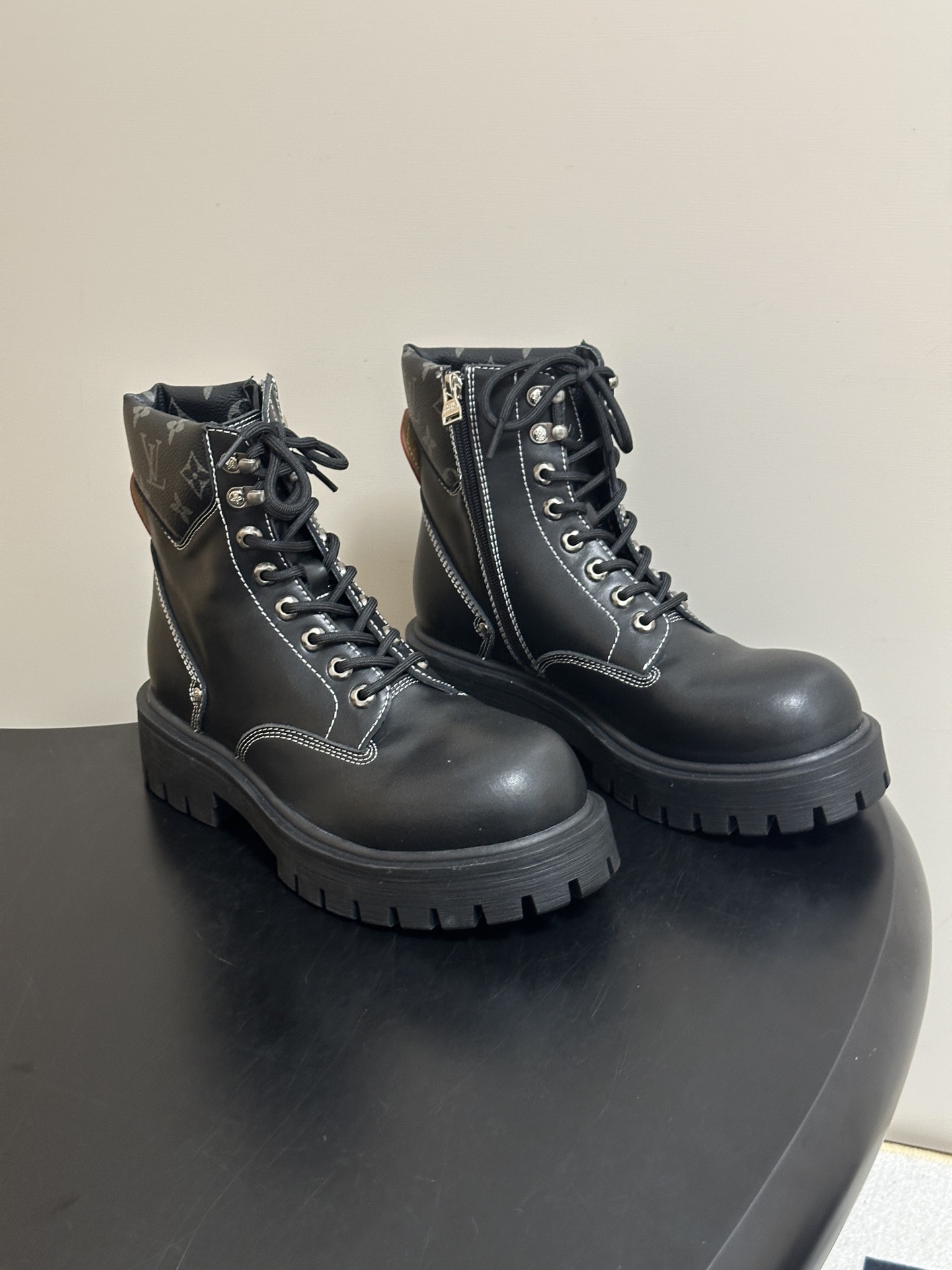 26Ss 秋冬新款Louis vuiteeon LV BUBBLE 系带鞋男士厚底小皮鞋马丁靴 LV Bubble 系带 26Ss 秋冬新款Louis vuiteeon LV BUBBLE 系带鞋男士厚底小皮鞋马丁靴 LV Bubble 系带
