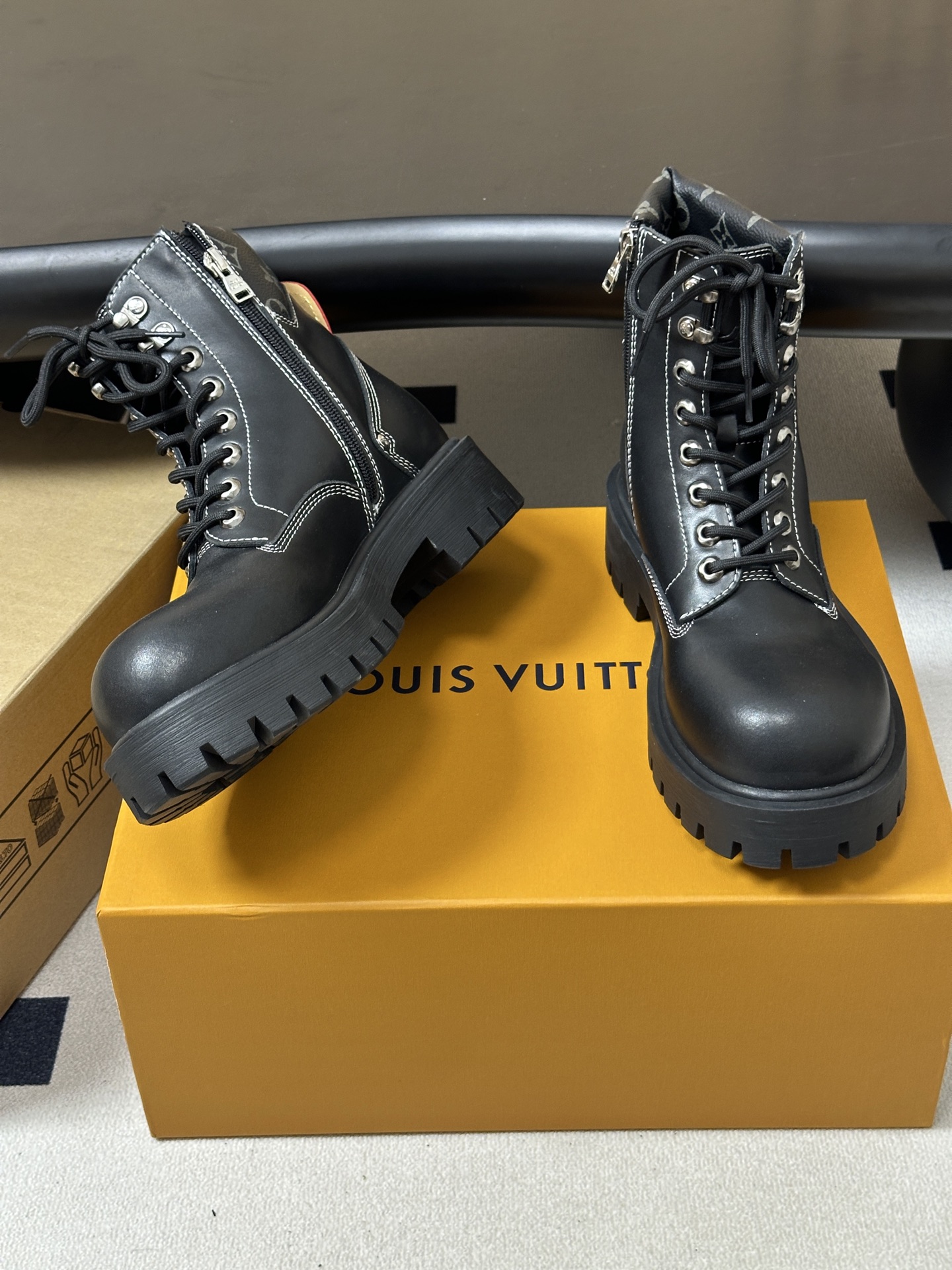 26Ss 秋冬新款Louis vuiteeon LV BUBBLE 系带鞋男士厚底小皮鞋马丁靴 LV Bubble 系带 26Ss 秋冬新款Louis vuiteeon LV BUBBLE 系带鞋男士厚底小皮鞋马丁靴 LV Bubble 系带