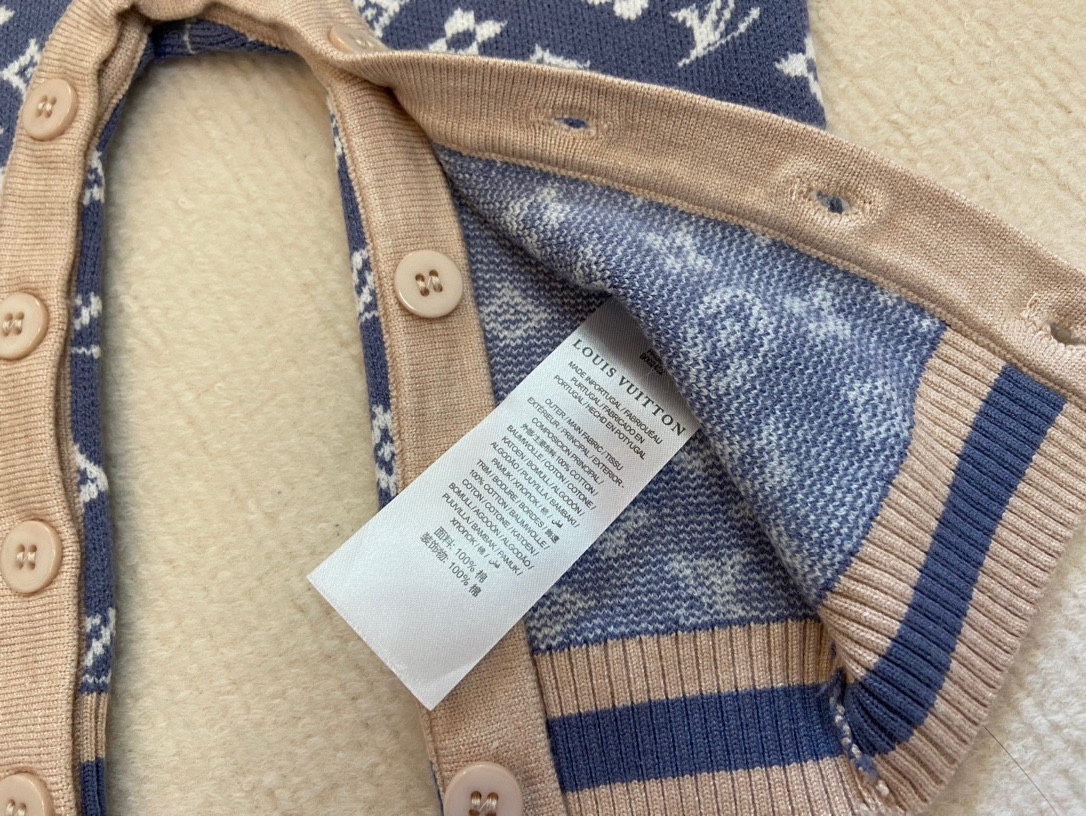 LV 童装,男女童哈衣套装,婴儿连体衣,针织爬服 +针织帽,开档设计,采用高档纯棉线面料,上身舒适又好看,码数 9