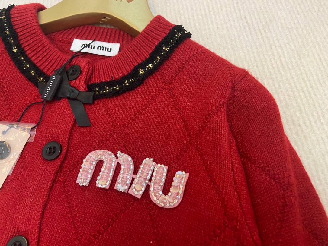 High-Quality Miu-Miu Baby Sweater Suit with Nail Bead Design for Full-Month Age Confidence - 图片 5