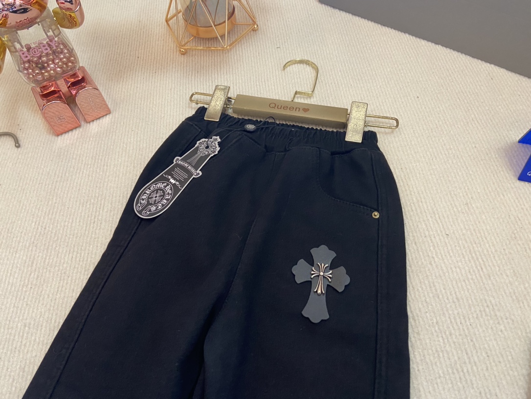 CH克罗心加绒牛仔裤 定制弹力牛仔面料柔软有型 可️和同款外套搭配一套 重工水洗非常高级 版型超赞,百搭好穿不挑人 上身太舒适了 2