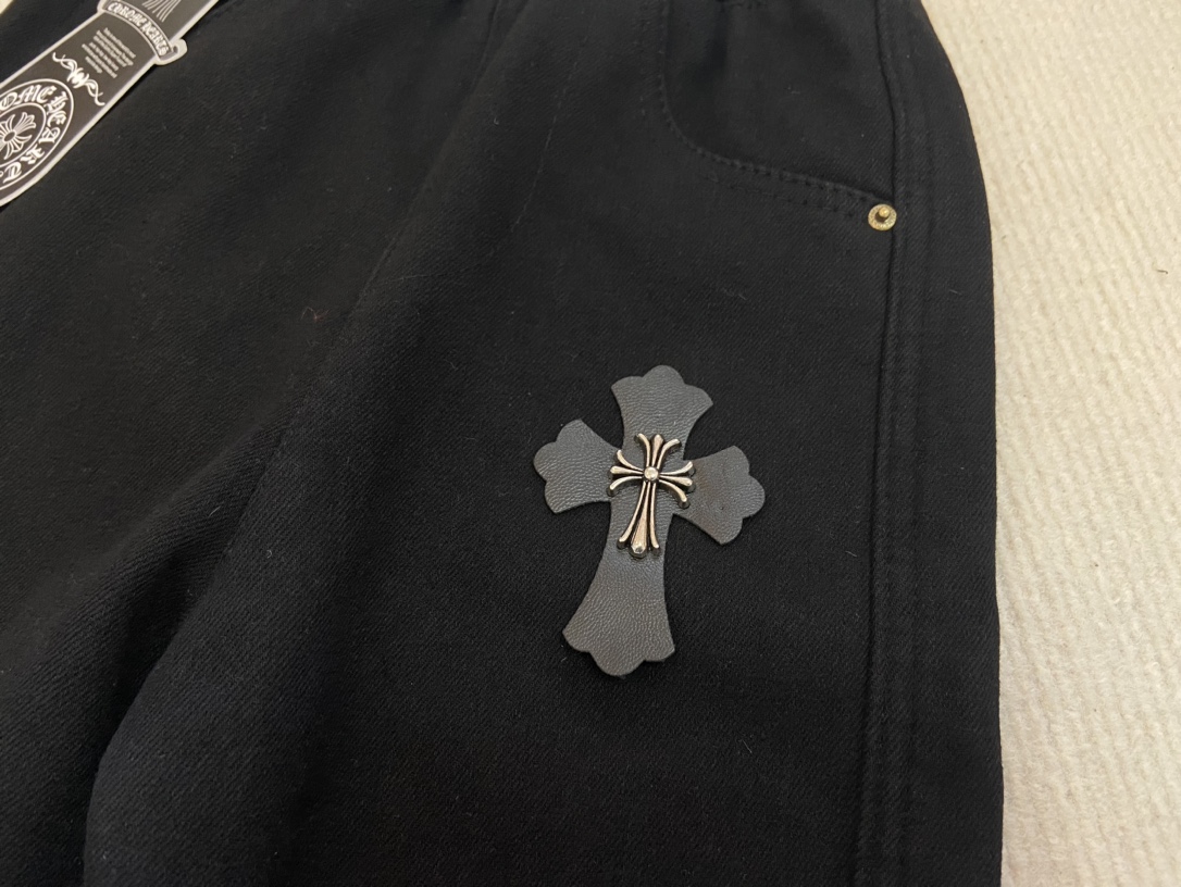 CH克罗心加绒牛仔裤 定制弹力牛仔面料柔软有型 可️和同款外套搭配一套 重工水洗非常高级 版型超赞,百搭好穿不挑人 上身太舒适了 5
