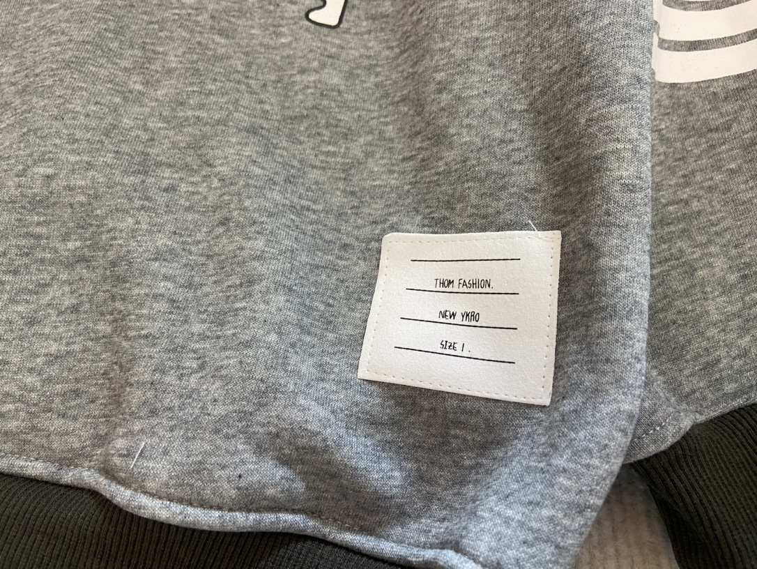 2024ss TB Official Network: High-End Velvet Tampons in Classical College Design - 图片 3