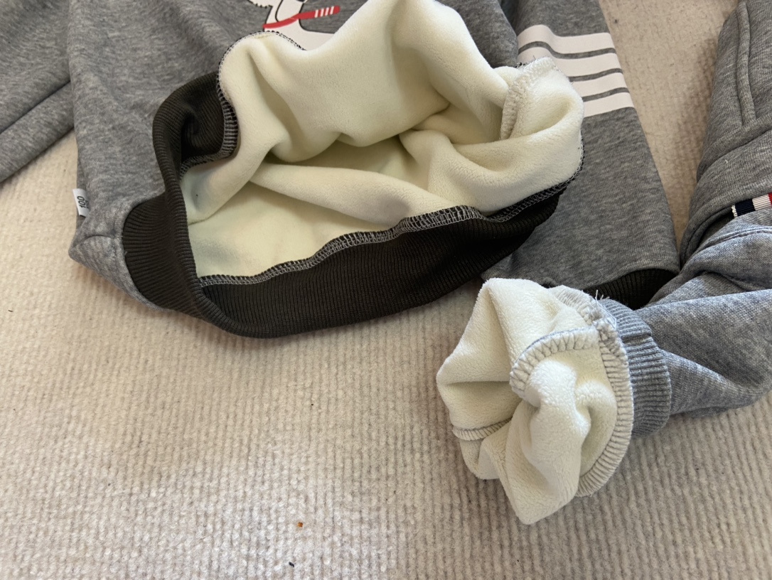 2024ss TB Official Network: High-End Velvet Tampons in Classical College Design - 图片 7