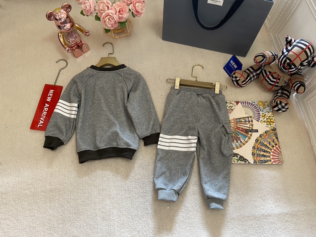 2024ss TB Official Network: High-End Velvet Tampons in Classical College Design - 图片 8