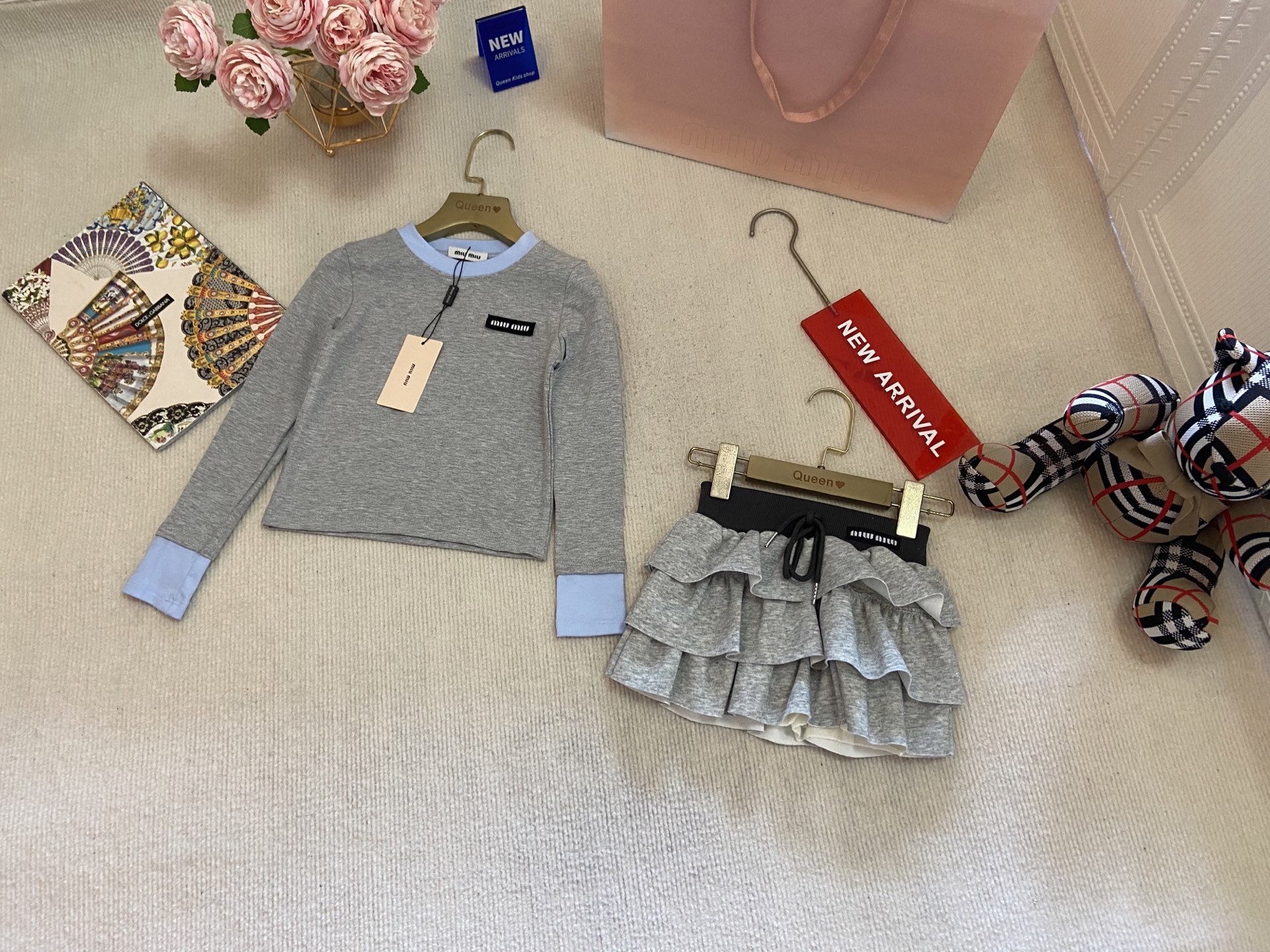 Miu Miu 2025SS High-End Girl’s T-Shirt Skirt Set with Sweet Style - 图片 1