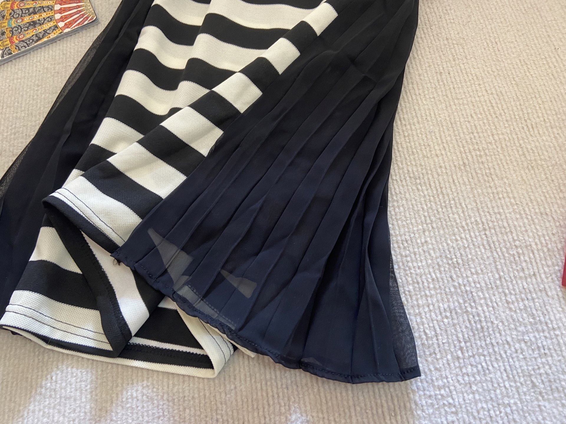 “Striped Snowflake Girl’s Dress: Modern Cabinet Design, Sizes 90-150cm for Summer 2025” - 图片 4
