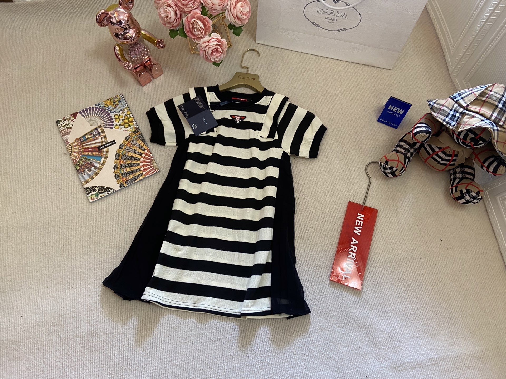 “Striped Snowflake Girl’s Dress: Modern Cabinet Design, Sizes 90-150cm for Summer 2025” - 图片 1