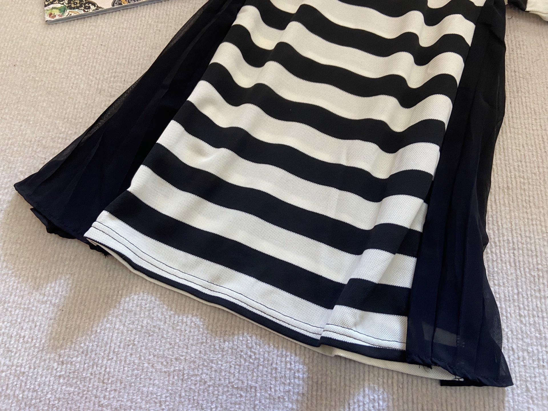 “Striped Snowflake Girl’s Dress: Modern Cabinet Design, Sizes 90-150cm for Summer 2025” - 图片 3