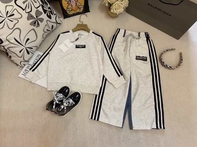 Balenciaga Kids' Sweatshirt and Jeans Set - Stylish Comfort for Your Child 1 Balenciaga Kids' Sweatshirt and Jeans Set - Stylish Comfort for Your Child