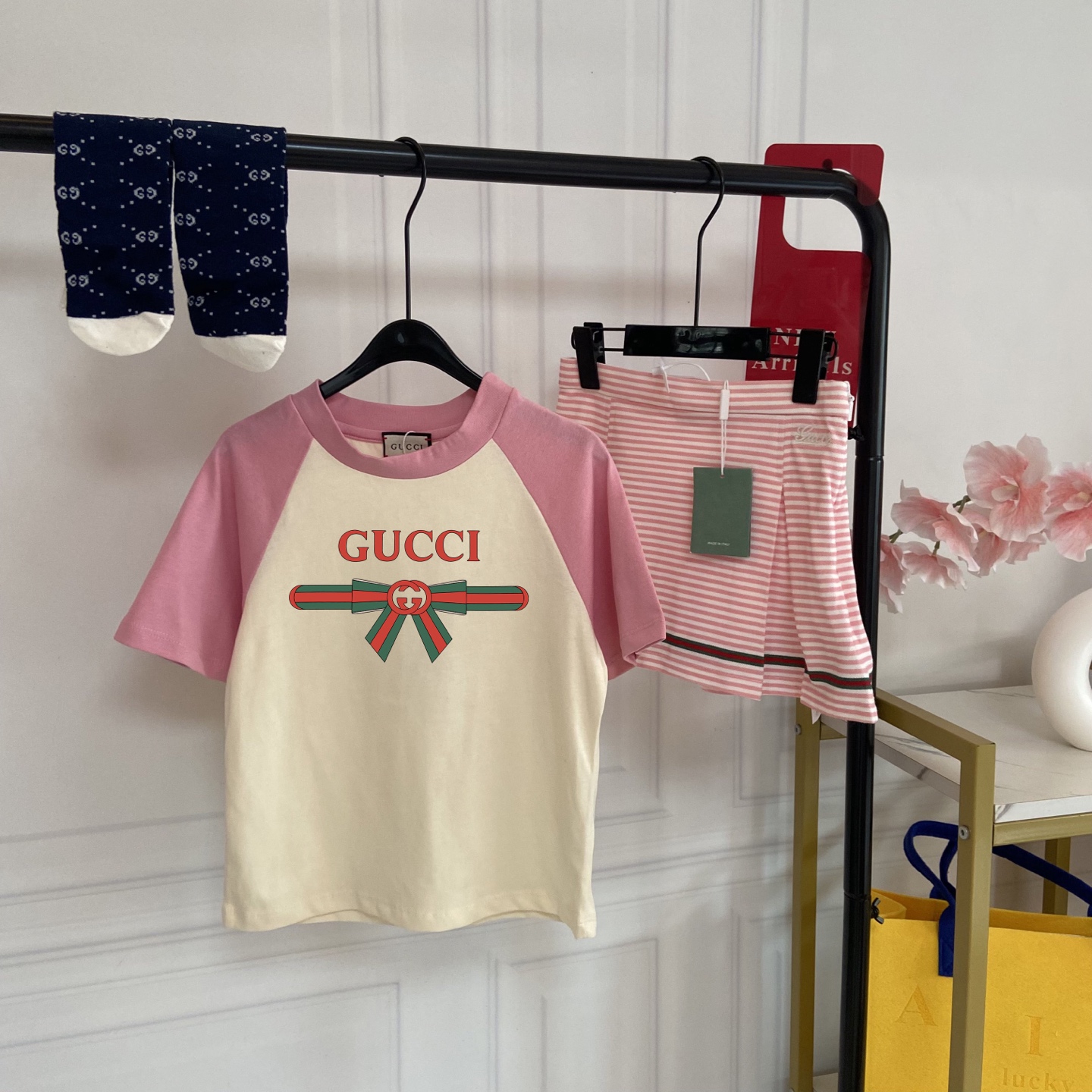 Fotos reales exclusivas💗128@👧 Conjunto de tres piezas dulce estilo GUCCI para niñas Camiseta de manga raglán en blanc…