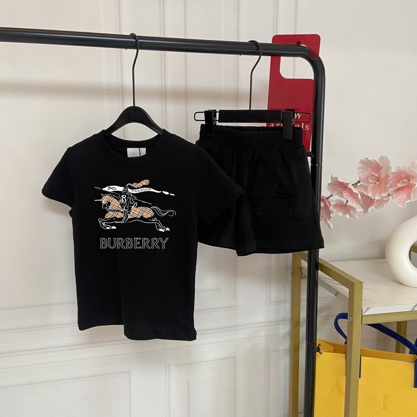 Exclusiva foto real💗128@ Conjunto infantil Burberry estilo británico. Camiseta de algodón negro con el icónico caballe…