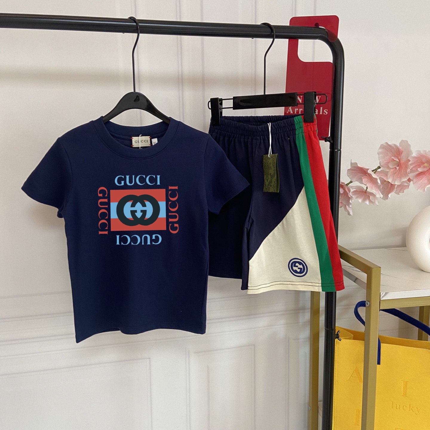Fotos reales exclusivas💗118@ Estilo chico genial GUCCI Este conjunto para niños tiene el aura de un pequeño señorito, …