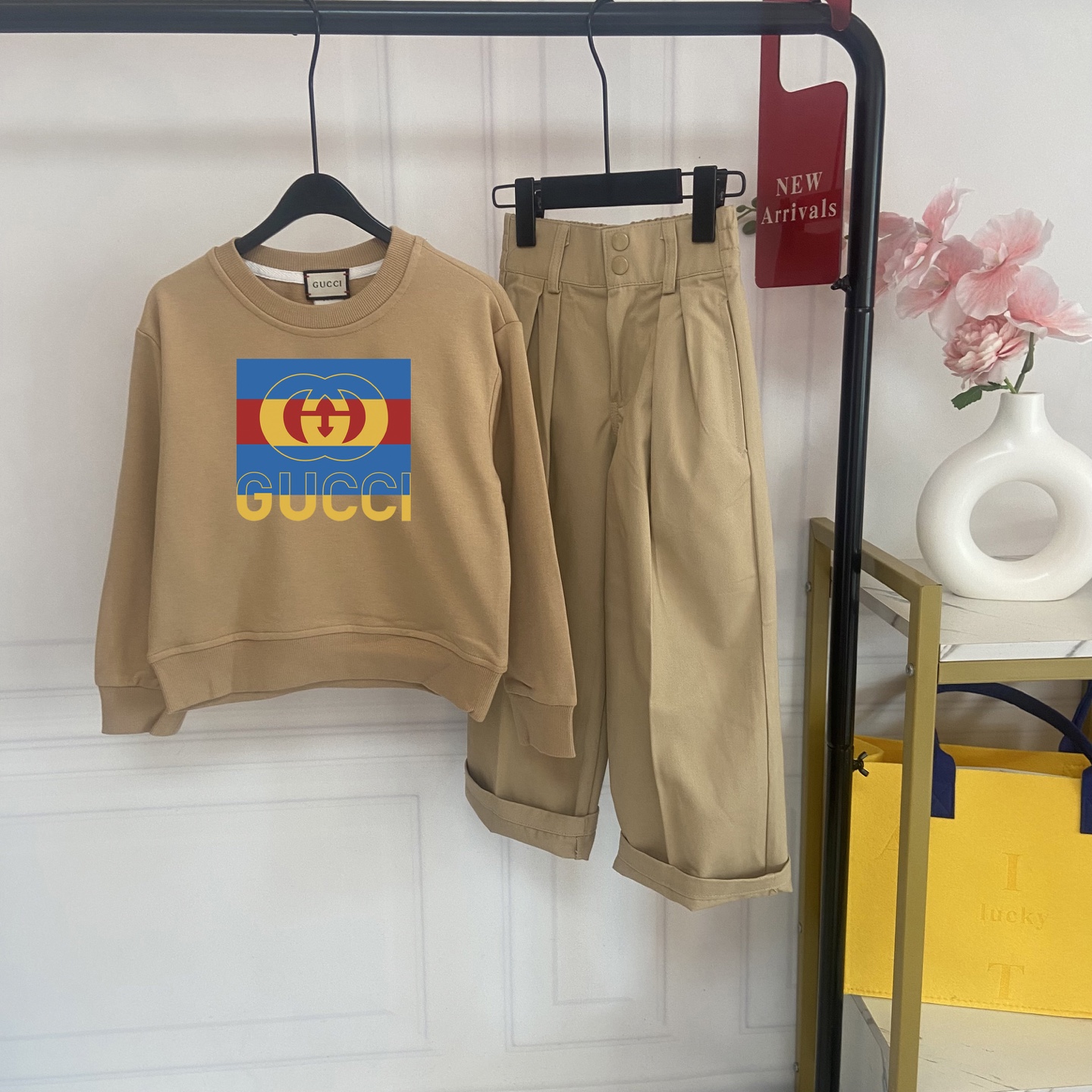Fotos reales exclusivas💗138@ Conjunto infantil estilo GUCCI caqui. Tono caqui clásico, suave y resistente a la sucieda…