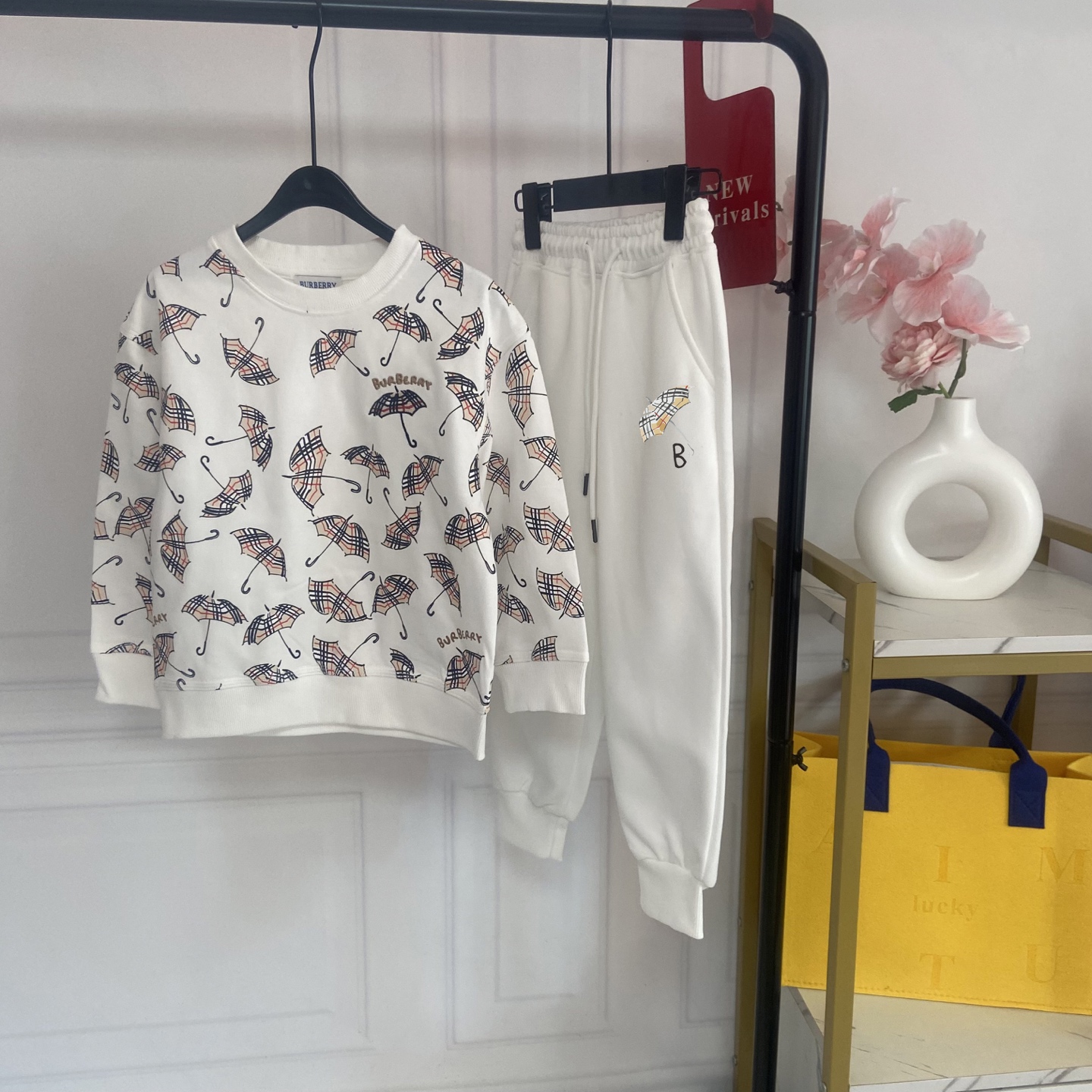 Fotos reales exclusivas💗138@ ☂Bbr️ Conjunto infantil con estampado de paraguas de lluvia estilo británico. Fondo blanc…
