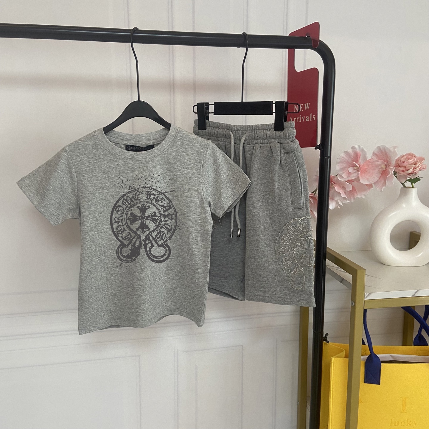 Fotos reales exclusivas💗128@🖤 Conjunto de manga corta para niños estilo Chrome Hearts. Tono gris marengo de alta cali…