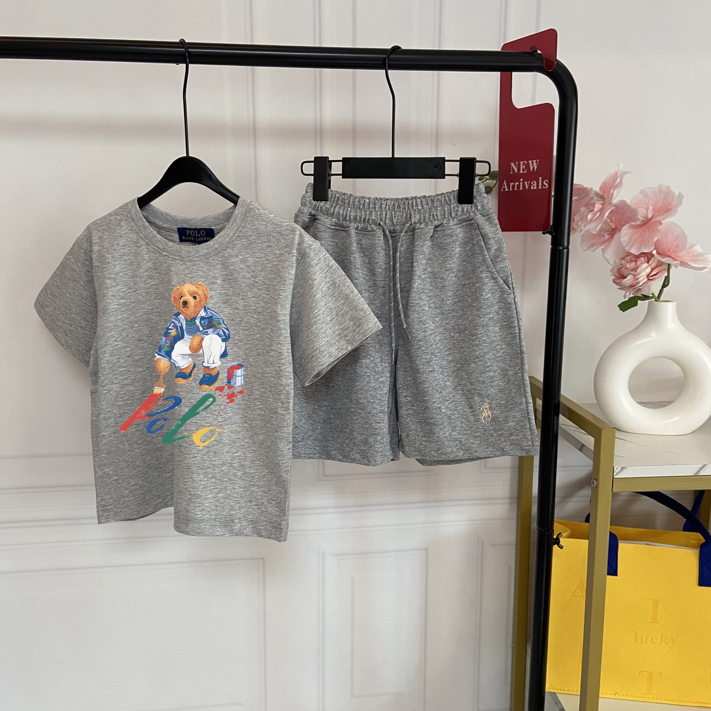 Fotos reales exclusivas💗 118@🐻 Clásico conjunto de manga corta para niños POLO Bear • Fondo gris clásico, resistente …