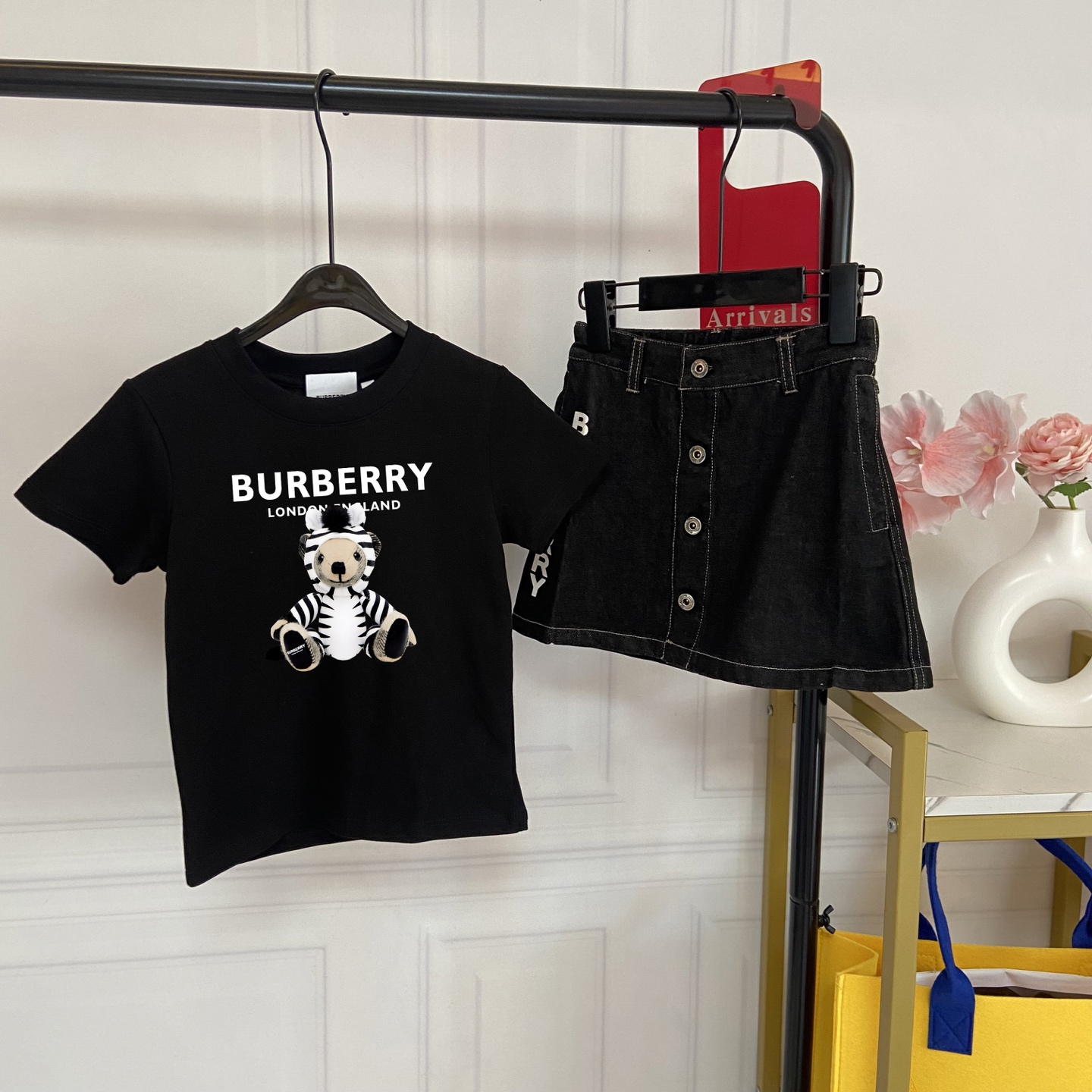 Fotos reales exclusivas💗 128@🧸 Conjunto de niña estilo BURBERRY con oso. Estampado de oso cebra en el frente de la ca…