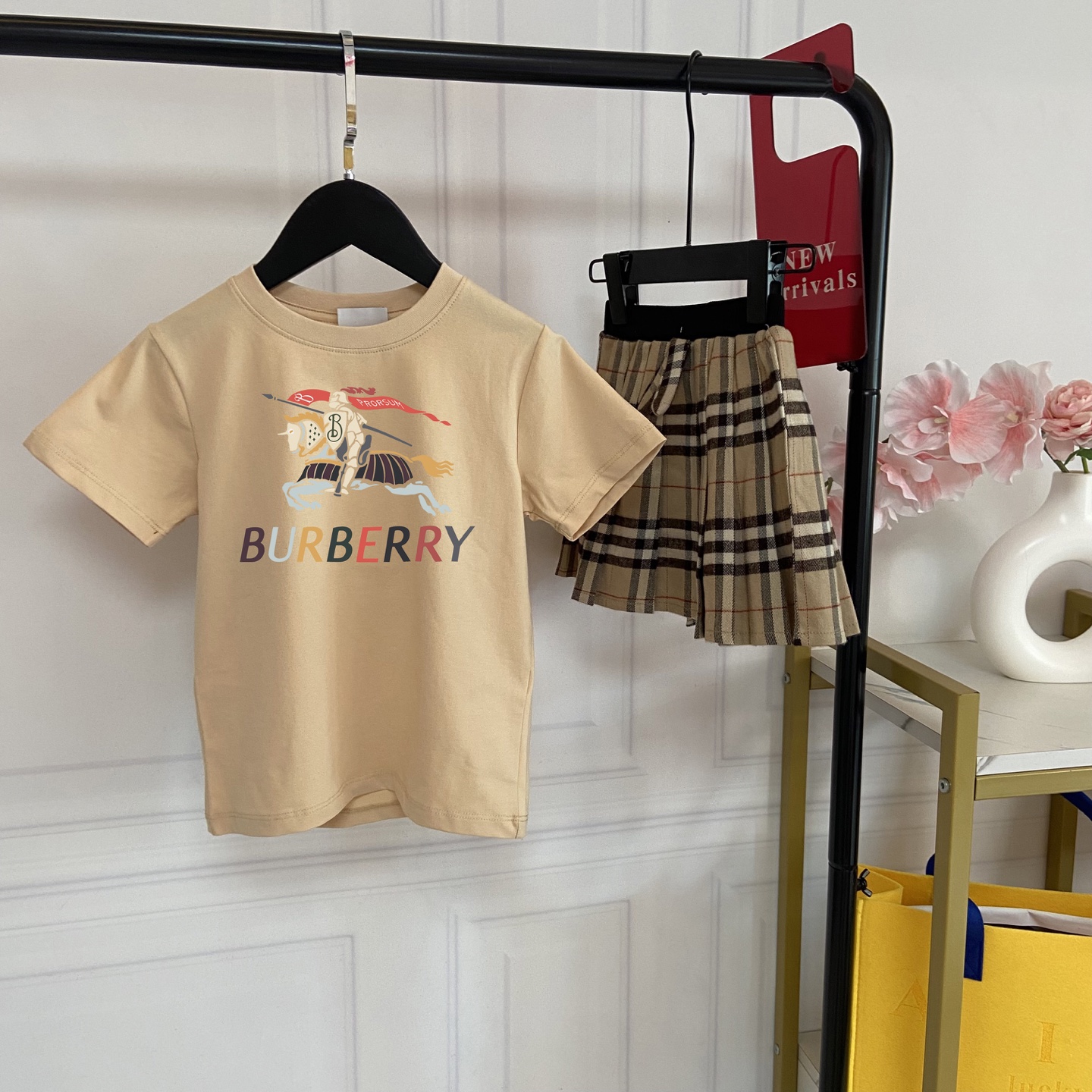 Exclusiva foto real 💗 118@ Bbr🎠 Conjunto clásico británico con estampado de caballo de guerra. Camiseta en tono crema…