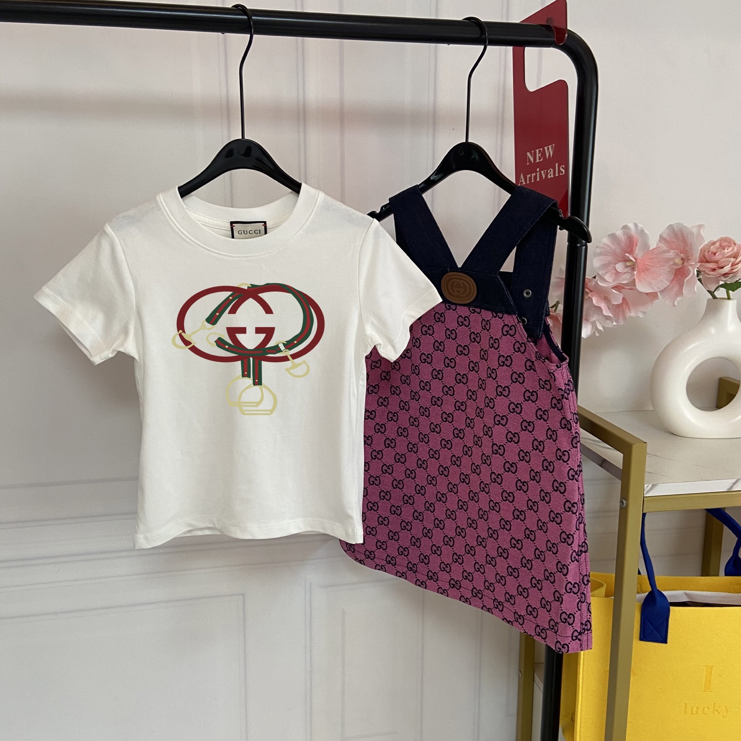 Fotos reales exclusivas💗 138@ 🌸 Conjunto de vestido sin mangas para niñas estilo GUCCI retro. Camiseta blanca clásica…