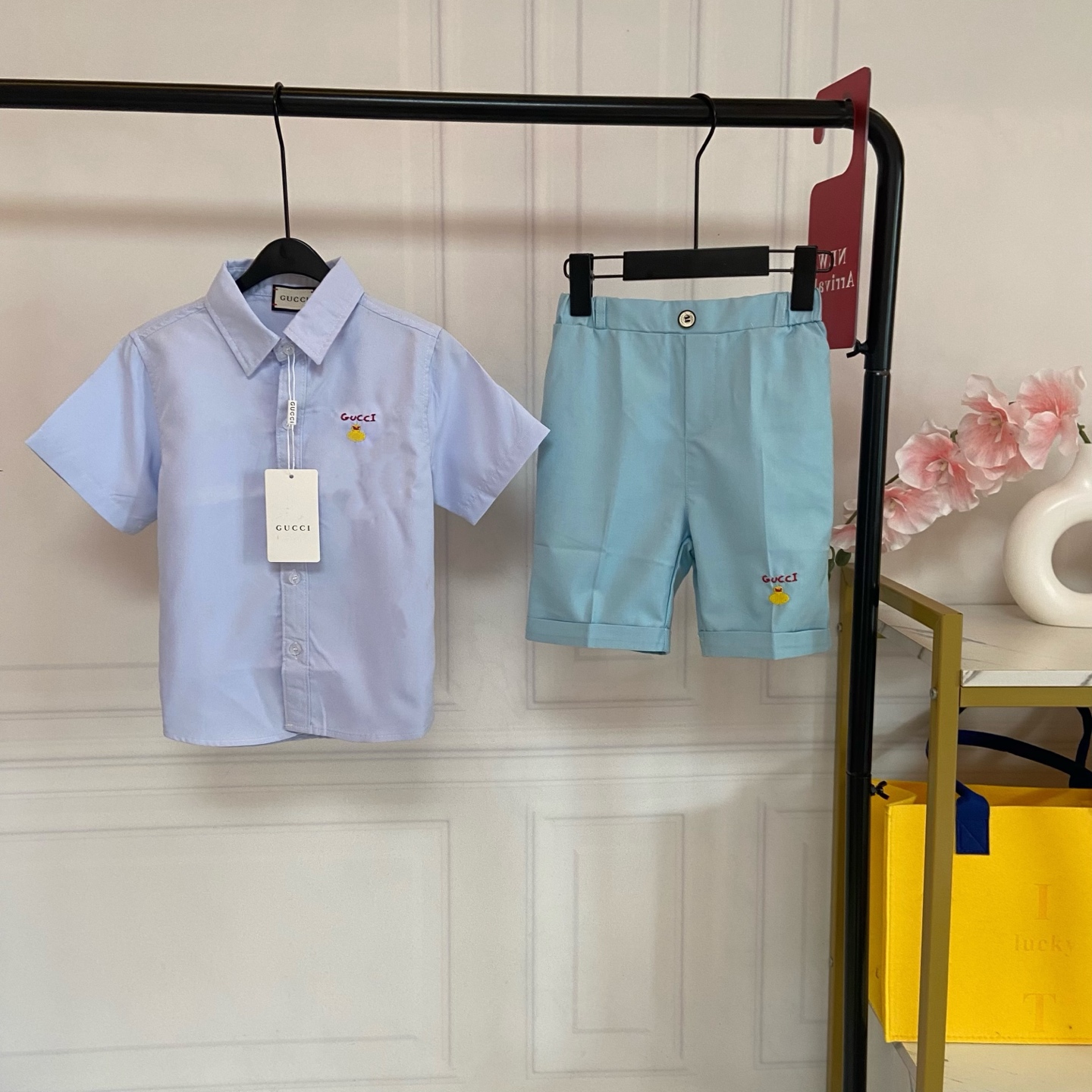 NO:769956,Kids’ exclusive real shot of cute breasts and gentleman style!  GC children's duck embroidered shirt suit, perfect for summer atmosphere. Moms, come quickly!  This children's shirt set directly brings out the refreshing feeling in summer. It is soft and cute, and it is very cute for boys. You can buy it with your eyes closed without being surprised!  The top is fresh and gentle, with great attention to detail. The light-colored shirt comes with a gentle filter, which doesn't care about skin color and makes the baby's skin white and tender!  Selected high-quality cotton-like fabrics, soft and skin-friendly, breathable and not sweaty, suitable for babies to wear close-fitting without irritation, comfortable for running and jumping in summer. Classic lapels + simple placket, clean and not draggy, retaining the sense of refinement of young gentlemen, suitable for daily wear and school wear. Small duck embroidery on the chest + brand letter embellishment, full of soft and cute details, instantly enhances the recognition of the outfit, and doubles the cuteness value. The bottoms are of the same color and refreshing, comfortable and not restrictive.  Light blue shorts of the same color match the top, so you don’t have to worry about matching them, you can wear them directly to create a high-end look!  Classic waist design (with button fixation), matched with loose pants, which will not tighten the baby's belly, and can be worn by both fat and thin babies. The rolled-up design of the trouser legs adds a simple and casual feel, making daily activities unrestricted, making running, jumping and playing super comfortable. The fabric is light and washable, not easy to deform and fade, so the baby can stay fresh all summer long. Size 110-120-130-140-150--170cm, clothes, shorts, shirts,19860909Kids独家实拍奶萌绅士风！GC儿童小鸭子刺绣衬衫套装,夏日氛围感拿捏 宝妈们速来！这套儿童衬衫套装直接把夏日清爽感拉满,软萌又帅气,男宝穿了超讨喜,闭眼入手不踩雷！ 上衣清新温柔,细节超用心 浅色系衬衫自带温柔滤镜,不挑肤色,衬得宝宝皮肤白白嫩嫩！ 甄选优质棉感面料,软糯亲肤,透气不闷汗,宝宝贴身穿无刺激,夏日跑跳也舒服 经典翻领+简约门襟,版型利落不拖沓,保留小绅士的精致感,日常穿、上学穿都适配 胸口小巧鸭子刺绣+品牌字母点缀,软萌细节拉满,瞬间提升穿搭辨识度,可爱值翻倍 下装同色清爽,舒适不束缚 同色系浅蓝短裤,和上衣成套搭,不用费心搭配,直接穿出高级层次感！ 经典腰头设计（含纽扣固定）,搭配宽松裤型,不勒宝宝肚子,胖瘦宝宝都能穿 裤脚卷边设计,增添简约休闲感,日常活动无束缚,跑跳玩耍超自在 面料轻薄耐洗,不易变形、不褪色,宝宝穿一整个夏天都能保持清爽状态 码数110-120-130-140-150--170cm,衣服,shorts,shirts,,Children's