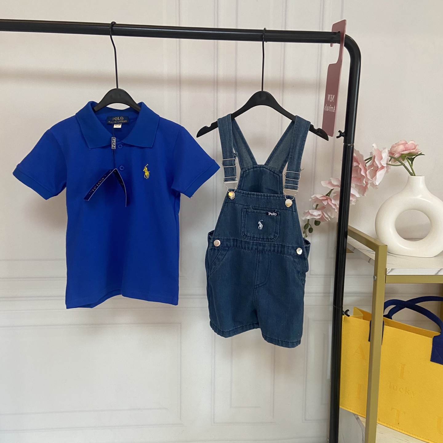 NO:769970,Kids’ exclusive real shot of Raff’s American retro style!  Children's Polo shirt + denim suspender shorts suit, trendy baby's summer outfit is a god, moms, hurry up!  This American classic children's suit combines retro fashion with comfort and practicality. Once the boy wears it, he will instantly turn into a sunny and handsome boy, and he will turn heads immediately when he goes out on the street!  The classic Polo top is refreshing and white. The Klein blue Polo shirt has a full American college style and a full sense of vitality!  Selected high-quality pique cotton fabric, breathable and not stuffy, soft and skin-friendly, will not irritate the baby when worn next to the skin, and will not deform after long-term wear. Classic lapel + three-button design, neat and stylish, has a gentlemanly temperament, regardless of skin color, and can be easily controlled by yellow-skinned babies. Exquisite pony embroidery on the left chest, full of brand sense, ultra-fine details, machine washable and will not fall off. Loose-fitting version, does not restrict the baby's running and playing, perfect for daily wear and school wear  Denim overalls bottoms are retro and age-reducing. Soft denim overalls shorts are retro and age-reducing. They are an atmospheric artifact for summer wear!  Selected soft denim fabric, not hard or stiff, breathable and skin-friendly, baby can wear it without restraint and can run, jump and play very freely. Classic strap design, adjustable metal buckle, can be worn by both fat and thin babies, easy to put on and take off, and can prevent crotch from falling off. Large pocket design, practical and fashionable, baby can put small toys and snacks, full of practicality. The trousers are embroidered with pony from the same series, which perfectly echoes the top, and the whole set is full of styling and details.  Size 90--110-120-130cm, clothes, shorts,19860909kids独家实拍 拉夫美式复古风拉满！儿童Polo衫+牛仔背带短裤套装,潮娃夏日穿搭封神 宝妈们速冲！这套美式经典儿童套装,把复古时髦和舒适实穿焊死,男宝穿了秒变阳光小帅哥,出街回头率直接拉满！ 上衣经典Polo,清爽显白 克莱因蓝Polo衫,一上身就是满满的美式学院风,活力感拉满！ 甄选优质珠地棉面料,透气不闷汗,软弹亲肤,宝宝贴身穿完全不刺激,久穿也不变形 经典翻领+三粒扣设计,利落有型,自带小绅士气质,不挑肤色,黄皮宝宝也能轻松驾驭 左胸精致小马刺绣,品牌感拉满,细节做工超精致,机洗不脱落 宽松合身的版型,不束缚宝宝跑跳玩耍,日常穿、上学穿都超合适 下装牛仔背带,复古减龄 软牛仔背带短裤,复古又减龄,是夏日穿搭的氛围感神器！ 精选软牛仔面料,不硬不硌,透气亲肤,宝宝穿了无束缚,跑跳玩耍超自在 经典背带设计,可调节金属扣,胖瘦宝宝都能穿,穿脱方便,还能防掉裆 大口袋设计,实用又时髦,宝宝可以放小玩具、小零食,实用性拉满 裤身同系列小马刺绣,和上衣完美呼应,整套造型感拉满,细节感直接拉满 码数90--110-120-130cm,衣服,shorts,,Children's